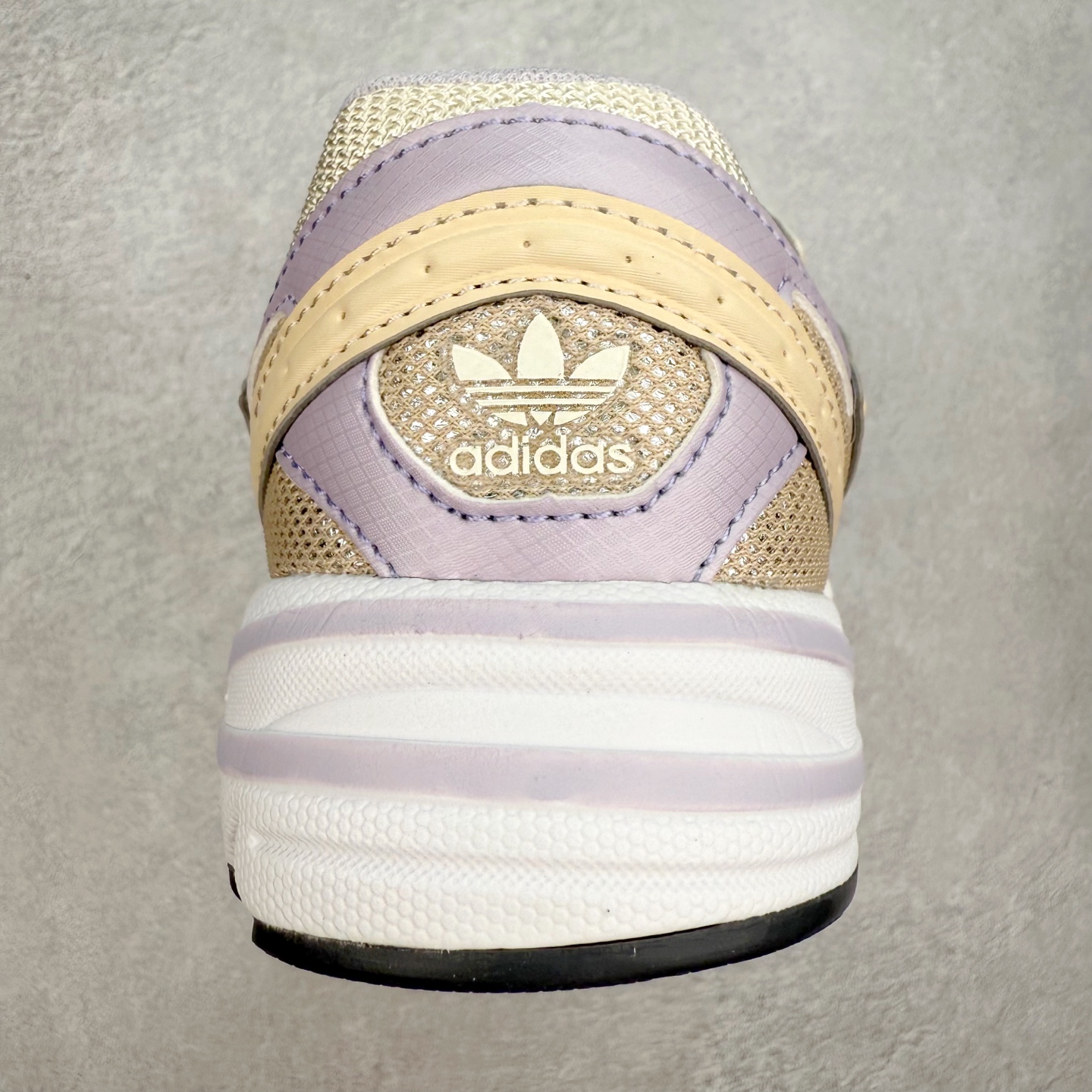 图片[8]-AD Original Astir 耐磨复古运动休闲鞋 鞋款灵感来自2000年代的跑步款式 鞋面和超大号孔眼进行更新复古色系搭配经典蓝白色 金色线条贯穿鞋身 增强鞋整体的流线感拼接设计 整体更显得有层次感，更有老爹鞋的味道网面透气设计 夏日出门也不会感到闷脚既舒适又透气带点稍微厚底的中底特殊材料 上脚偏软非常显高显瘦 休闲运动都可以搭配 尺码：35.5 36 36.5 37.5 38 38.5 39 40 40.5 41 42 42.5 43 44 44.5 45-选品中心