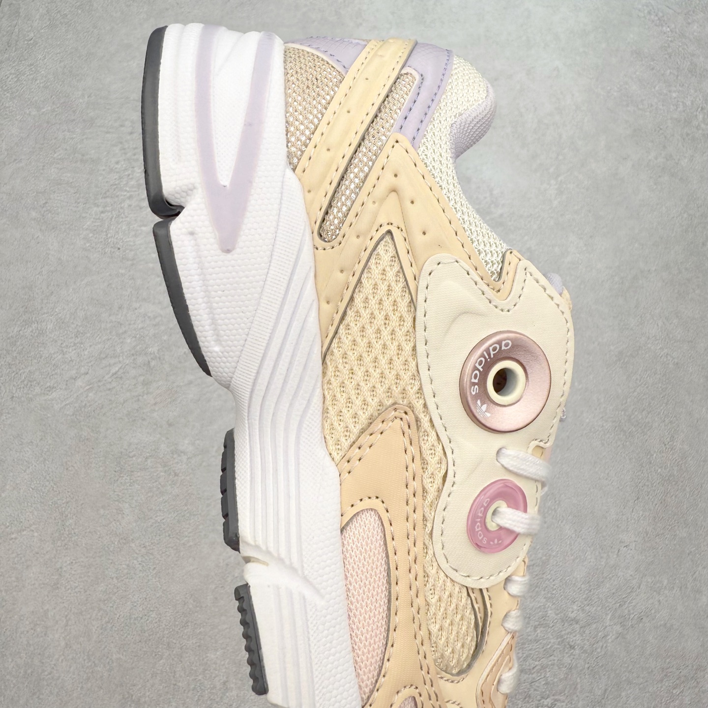 图片[6]-AD Original Astir 耐磨复古运动休闲鞋 鞋款灵感来自2000年代的跑步款式 鞋面和超大号孔眼进行更新复古色系搭配经典蓝白色 金色线条贯穿鞋身 增强鞋整体的流线感拼接设计 整体更显得有层次感，更有老爹鞋的味道网面透气设计 夏日出门也不会感到闷脚既舒适又透气带点稍微厚底的中底特殊材料 上脚偏软非常显高显瘦 休闲运动都可以搭配 尺码：35.5 36 36.5 37.5 38 38.5 39 40 40.5 41 42 42.5 43 44 44.5 45-选品中心