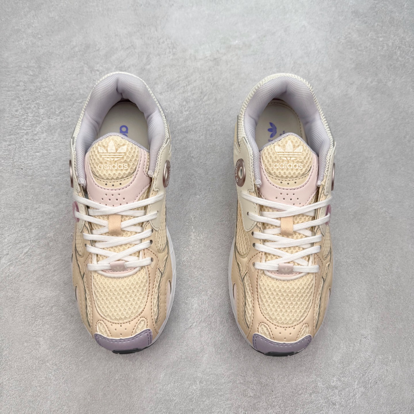 图片[2]-AD Original Astir 耐磨复古运动休闲鞋 鞋款灵感来自2000年代的跑步款式 鞋面和超大号孔眼进行更新复古色系搭配经典蓝白色 金色线条贯穿鞋身 增强鞋整体的流线感拼接设计 整体更显得有层次感，更有老爹鞋的味道网面透气设计 夏日出门也不会感到闷脚既舒适又透气带点稍微厚底的中底特殊材料 上脚偏软非常显高显瘦 休闲运动都可以搭配 尺码：35.5 36 36.5 37.5 38 38.5 39 40 40.5 41 42 42.5 43 44 44.5 45-选品中心