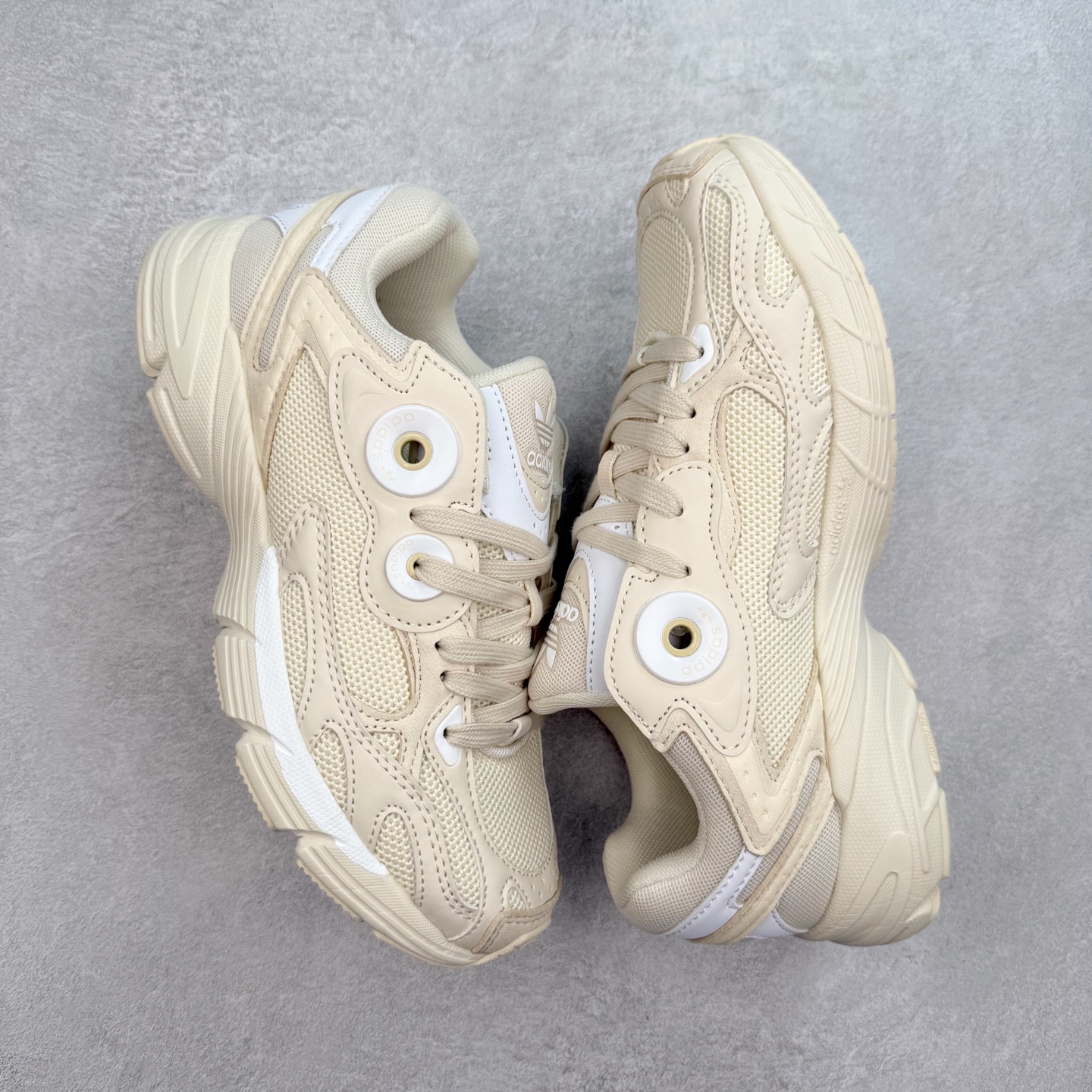 图片[3]-AD Original Astir 耐磨复古运动休闲鞋 鞋款灵感来自2000年代的跑步款式 鞋面和超大号孔眼进行更新复古色系搭配经典蓝白色 金色线条贯穿鞋身 增强鞋整体的流线感拼接设计 整体更显得有层次感，更有老爹鞋的味道网面透气设计 夏日出门也不会感到闷脚既舒适又透气带点稍微厚底的中底特殊材料 上脚偏软非常显高显瘦 休闲运动都可以搭配 尺码：35.5 36 36.5 37.5 38 38.5 39 40 40.5 41 42 42.5 43 44 44.5 45-选品中心