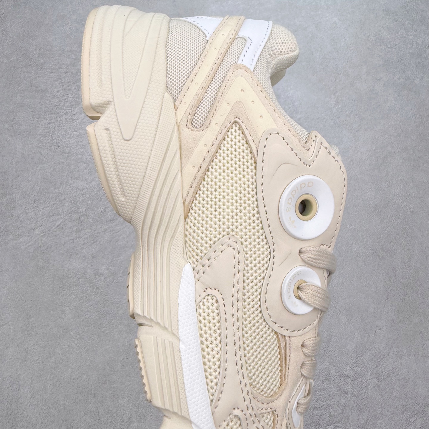 图片[6]-AD Original Astir 耐磨复古运动休闲鞋 鞋款灵感来自2000年代的跑步款式 鞋面和超大号孔眼进行更新复古色系搭配经典蓝白色 金色线条贯穿鞋身 增强鞋整体的流线感拼接设计 整体更显得有层次感，更有老爹鞋的味道网面透气设计 夏日出门也不会感到闷脚既舒适又透气带点稍微厚底的中底特殊材料 上脚偏软非常显高显瘦 休闲运动都可以搭配 尺码：35.5 36 36.5 37.5 38 38.5 39 40 40.5 41 42 42.5 43 44 44.5 45-选品中心