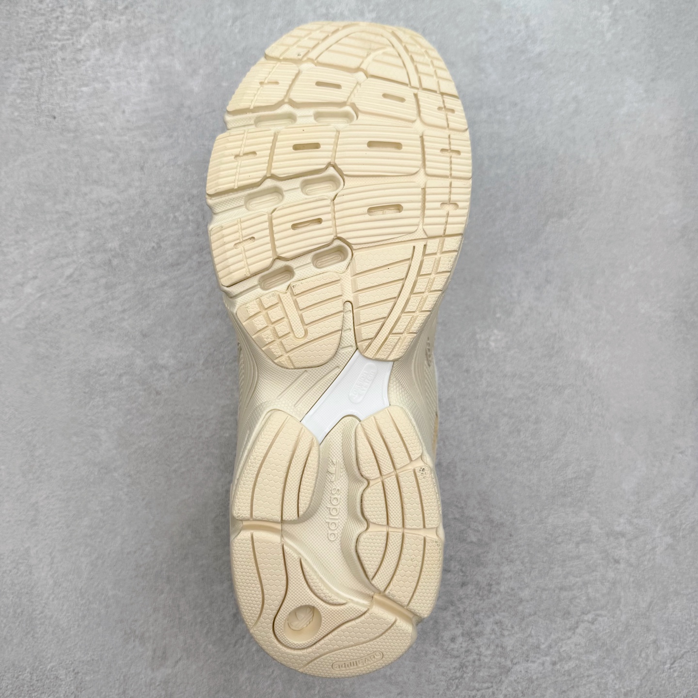 图片[9]-AD Original Astir 耐磨复古运动休闲鞋 鞋款灵感来自2000年代的跑步款式 鞋面和超大号孔眼进行更新复古色系搭配经典蓝白色 金色线条贯穿鞋身 增强鞋整体的流线感拼接设计 整体更显得有层次感，更有老爹鞋的味道网面透气设计 夏日出门也不会感到闷脚既舒适又透气带点稍微厚底的中底特殊材料 上脚偏软非常显高显瘦 休闲运动都可以搭配 尺码：35.5 36 36.5 37.5 38 38.5 39 40 40.5 41 42 42.5 43 44 44.5 45-选品中心