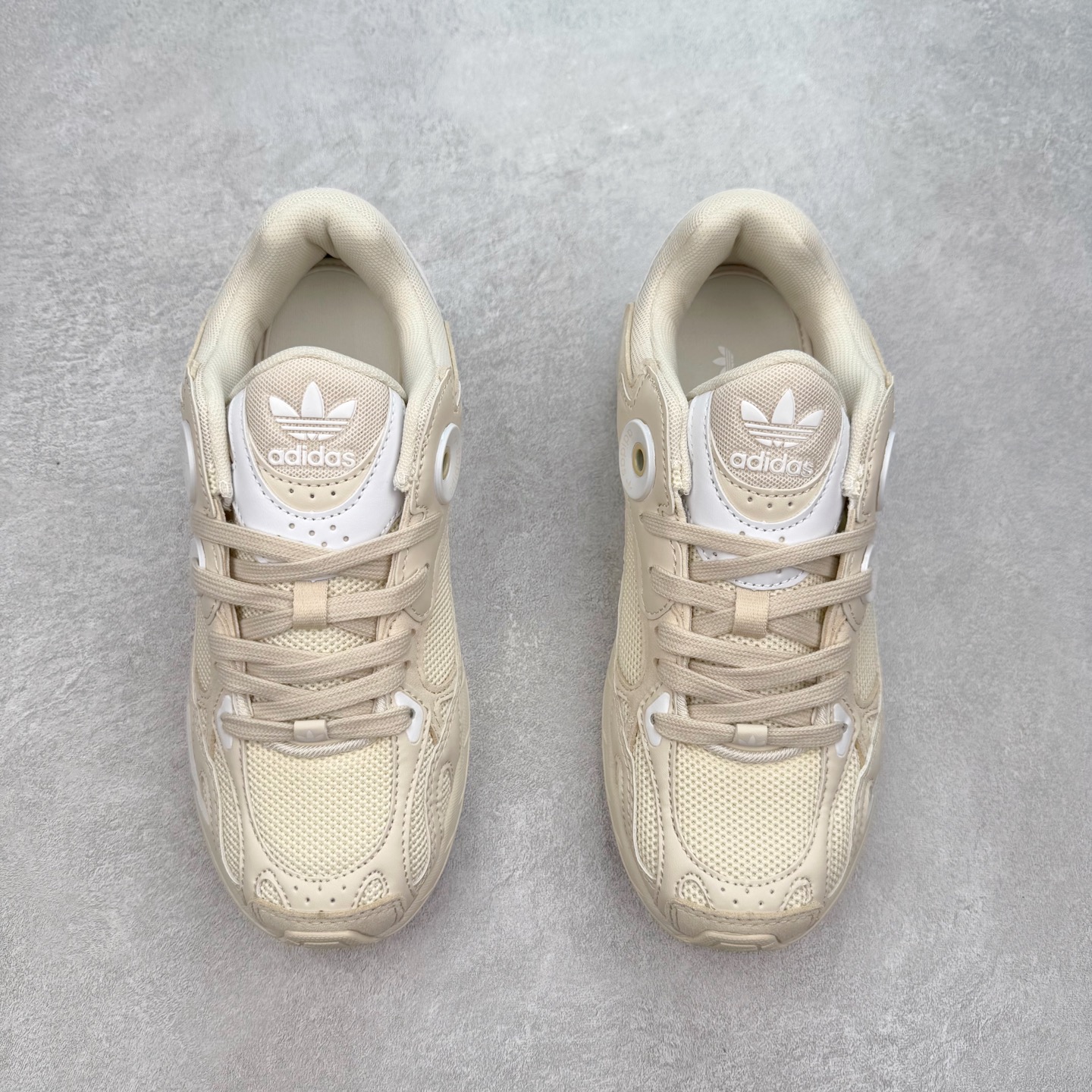 图片[2]-AD Original Astir 耐磨复古运动休闲鞋 鞋款灵感来自2000年代的跑步款式 鞋面和超大号孔眼进行更新复古色系搭配经典蓝白色 金色线条贯穿鞋身 增强鞋整体的流线感拼接设计 整体更显得有层次感，更有老爹鞋的味道网面透气设计 夏日出门也不会感到闷脚既舒适又透气带点稍微厚底的中底特殊材料 上脚偏软非常显高显瘦 休闲运动都可以搭配 尺码：35.5 36 36.5 37.5 38 38.5 39 40 40.5 41 42 42.5 43 44 44.5 45-选品中心