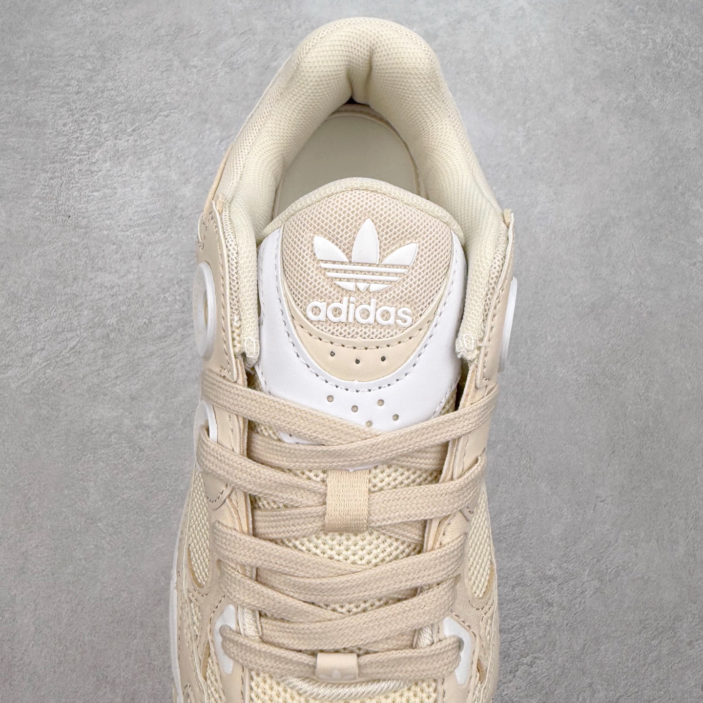 图片[5]-AD Original Astir 耐磨复古运动休闲鞋 鞋款灵感来自2000年代的跑步款式 鞋面和超大号孔眼进行更新复古色系搭配经典蓝白色 金色线条贯穿鞋身 增强鞋整体的流线感拼接设计 整体更显得有层次感，更有老爹鞋的味道网面透气设计 夏日出门也不会感到闷脚既舒适又透气带点稍微厚底的中底特殊材料 上脚偏软非常显高显瘦 休闲运动都可以搭配 尺码：35.5 36 36.5 37.5 38 38.5 39 40 40.5 41 42 42.5 43 44 44.5 45-选品中心