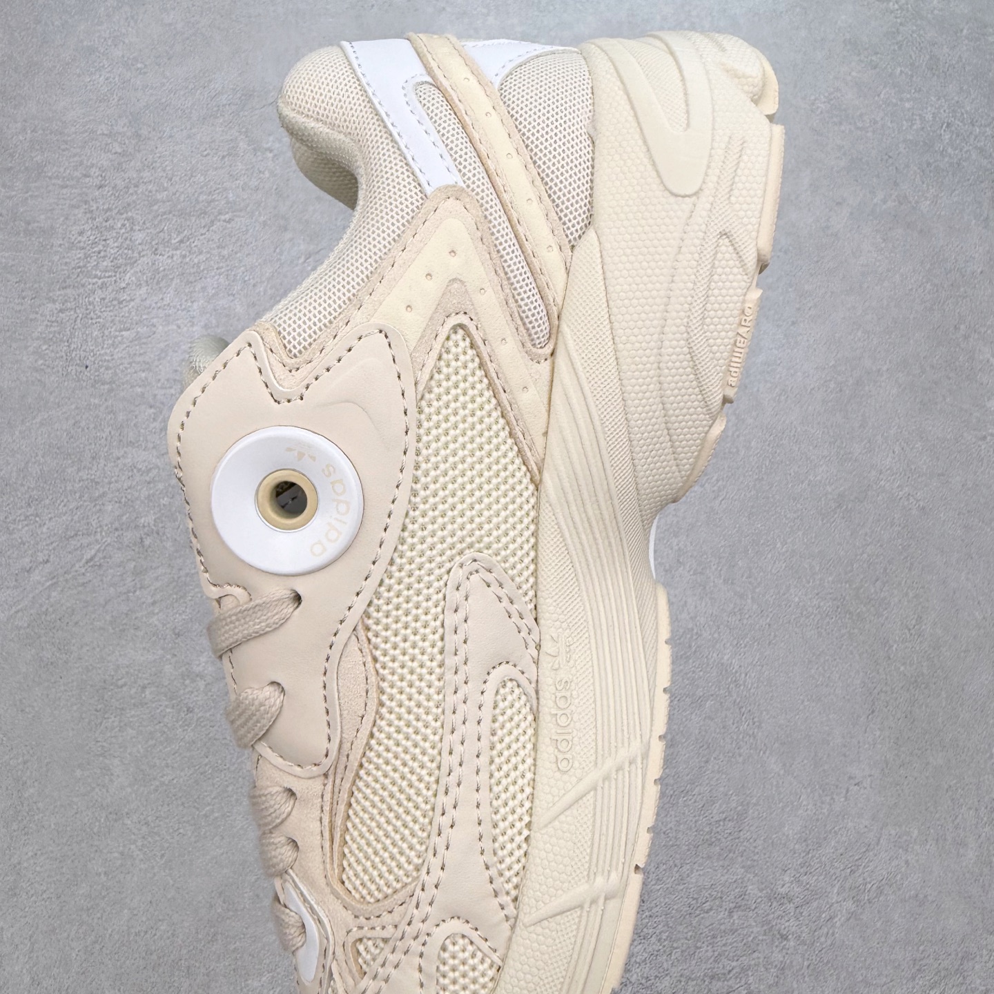 图片[7]-AD Original Astir 耐磨复古运动休闲鞋 鞋款灵感来自2000年代的跑步款式 鞋面和超大号孔眼进行更新复古色系搭配经典蓝白色 金色线条贯穿鞋身 增强鞋整体的流线感拼接设计 整体更显得有层次感，更有老爹鞋的味道网面透气设计 夏日出门也不会感到闷脚既舒适又透气带点稍微厚底的中底特殊材料 上脚偏软非常显高显瘦 休闲运动都可以搭配 尺码：35.5 36 36.5 37.5 38 38.5 39 40 40.5 41 42 42.5 43 44 44.5 45-选品中心