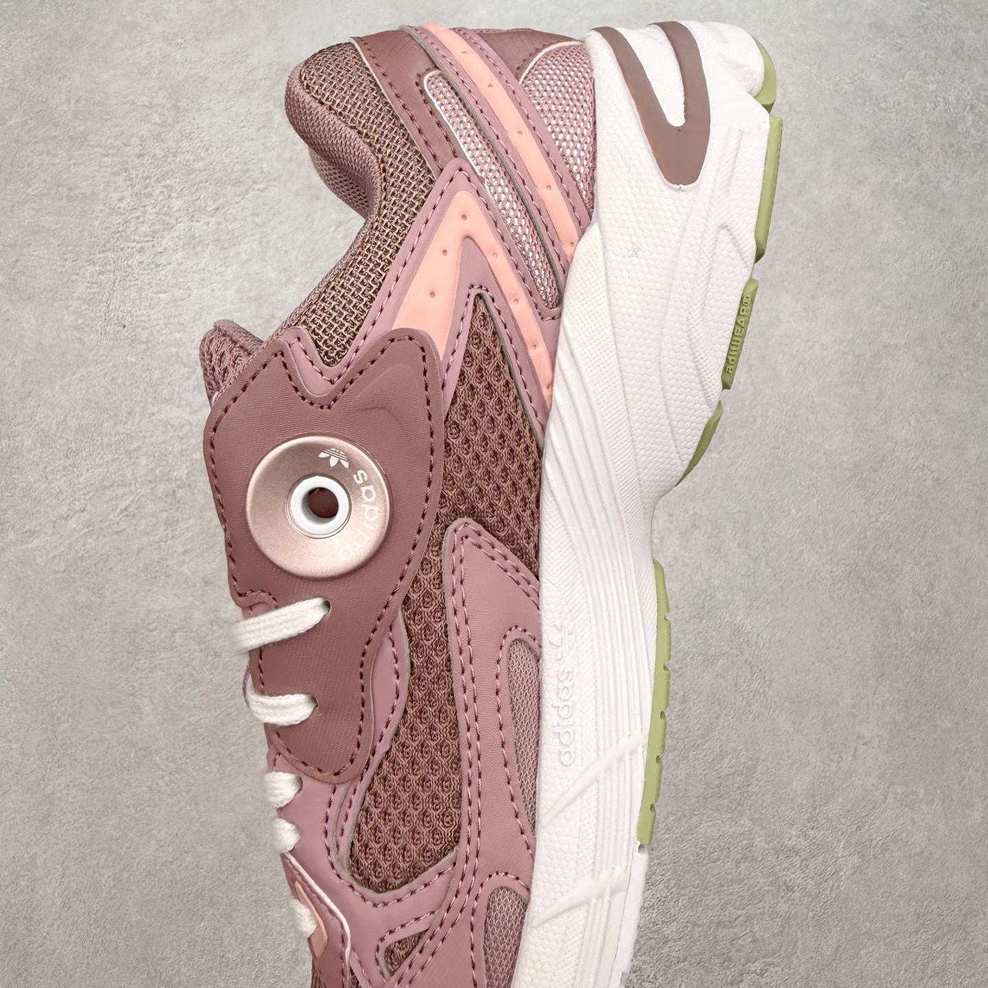 图片[7]-AD Original Astir 耐磨复古运动休闲鞋 鞋款灵感来自2000年代的跑步款式 鞋面和超大号孔眼进行更新复古色系搭配经典蓝白色 金色线条贯穿鞋身 增强鞋整体的流线感拼接设计 整体更显得有层次感，更有老爹鞋的味道网面透气设计 夏日出门也不会感到闷脚既舒适又透气带点稍微厚底的中底特殊材料 上脚偏软非常显高显瘦 休闲运动都可以搭配 尺码：35.5 36 36.5 37.5 38 38.5 39 40 40.5 41 42 42.5 43 44 44.5 45-选品中心