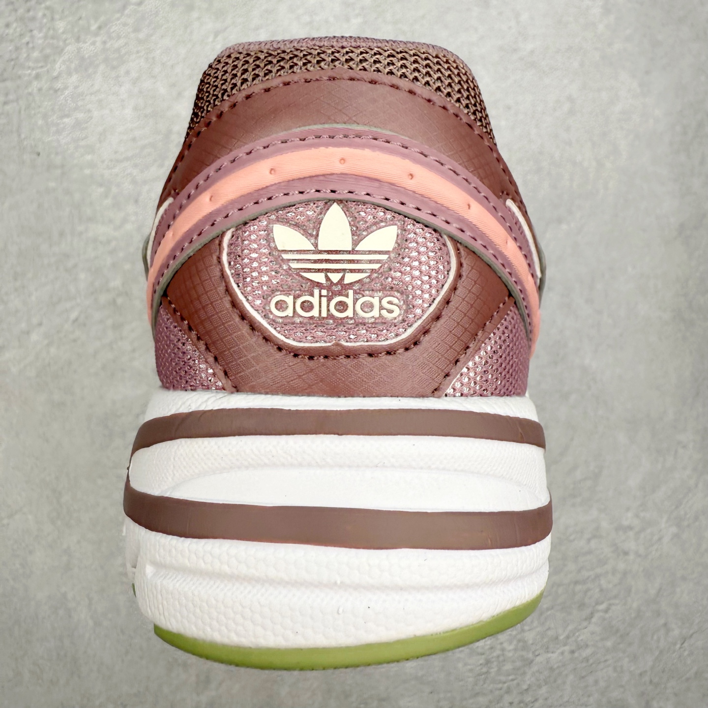 图片[8]-AD Original Astir 耐磨复古运动休闲鞋 鞋款灵感来自2000年代的跑步款式 鞋面和超大号孔眼进行更新复古色系搭配经典蓝白色 金色线条贯穿鞋身 增强鞋整体的流线感拼接设计 整体更显得有层次感，更有老爹鞋的味道网面透气设计 夏日出门也不会感到闷脚既舒适又透气带点稍微厚底的中底特殊材料 上脚偏软非常显高显瘦 休闲运动都可以搭配 尺码：35.5 36 36.5 37.5 38 38.5 39 40 40.5 41 42 42.5 43 44 44.5 45-选品中心