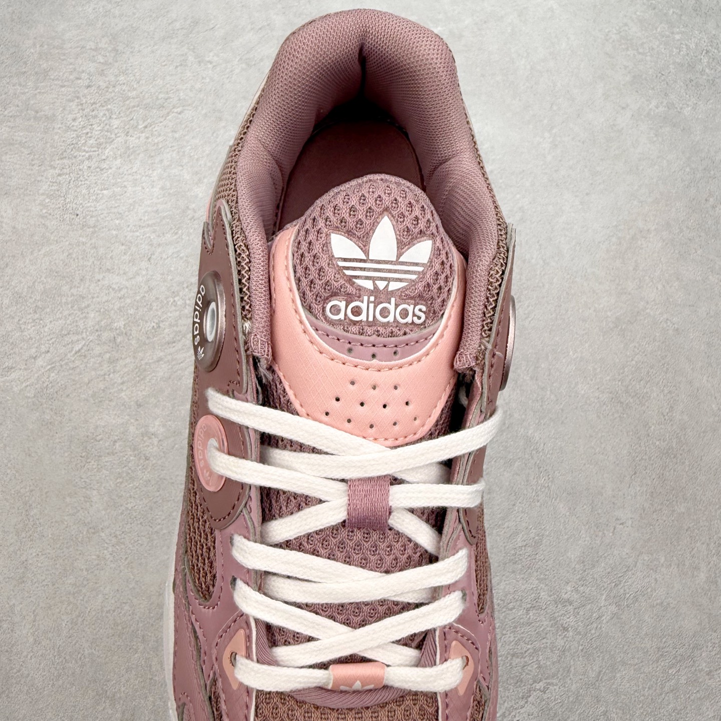 图片[5]-AD Original Astir 耐磨复古运动休闲鞋 鞋款灵感来自2000年代的跑步款式 鞋面和超大号孔眼进行更新复古色系搭配经典蓝白色 金色线条贯穿鞋身 增强鞋整体的流线感拼接设计 整体更显得有层次感，更有老爹鞋的味道网面透气设计 夏日出门也不会感到闷脚既舒适又透气带点稍微厚底的中底特殊材料 上脚偏软非常显高显瘦 休闲运动都可以搭配 尺码：35.5 36 36.5 37.5 38 38.5 39 40 40.5 41 42 42.5 43 44 44.5 45-选品中心