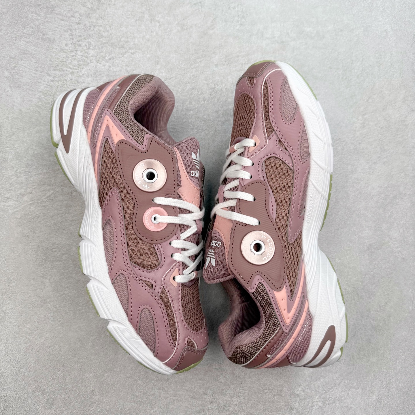 图片[3]-AD Original Astir 耐磨复古运动休闲鞋 鞋款灵感来自2000年代的跑步款式 鞋面和超大号孔眼进行更新复古色系搭配经典蓝白色 金色线条贯穿鞋身 增强鞋整体的流线感拼接设计 整体更显得有层次感，更有老爹鞋的味道网面透气设计 夏日出门也不会感到闷脚既舒适又透气带点稍微厚底的中底特殊材料 上脚偏软非常显高显瘦 休闲运动都可以搭配 尺码：35.5 36 36.5 37.5 38 38.5 39 40 40.5 41 42 42.5 43 44 44.5 45-选品中心