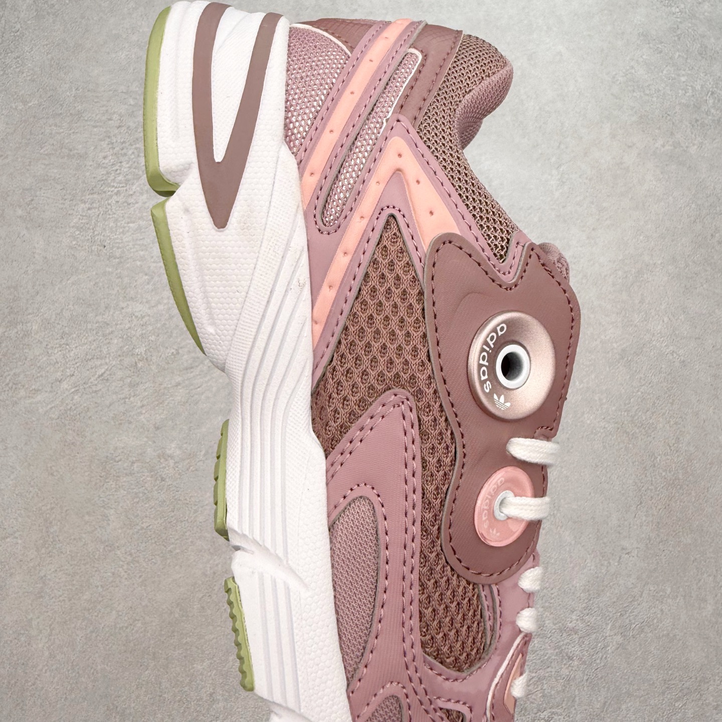 图片[6]-AD Original Astir 耐磨复古运动休闲鞋 鞋款灵感来自2000年代的跑步款式 鞋面和超大号孔眼进行更新复古色系搭配经典蓝白色 金色线条贯穿鞋身 增强鞋整体的流线感拼接设计 整体更显得有层次感，更有老爹鞋的味道网面透气设计 夏日出门也不会感到闷脚既舒适又透气带点稍微厚底的中底特殊材料 上脚偏软非常显高显瘦 休闲运动都可以搭配 尺码：35.5 36 36.5 37.5 38 38.5 39 40 40.5 41 42 42.5 43 44 44.5 45-选品中心