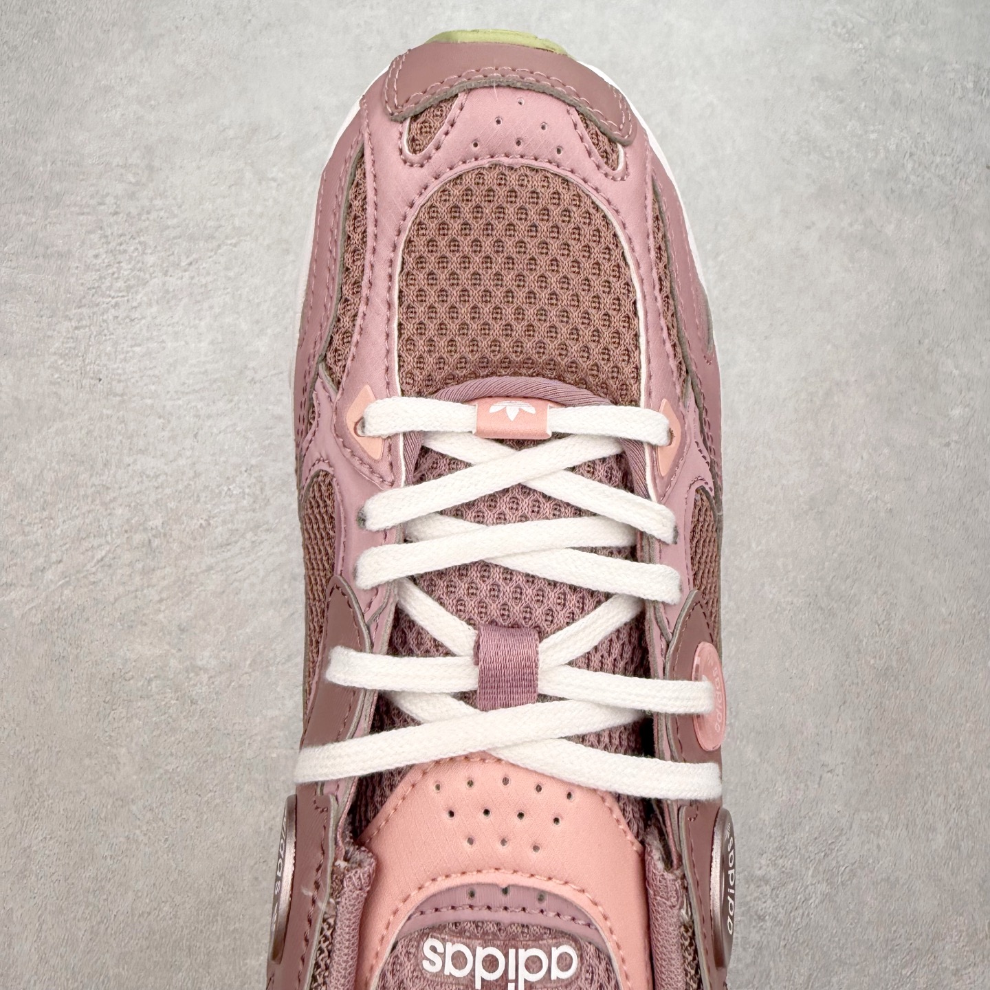 图片[4]-AD Original Astir 耐磨复古运动休闲鞋 鞋款灵感来自2000年代的跑步款式 鞋面和超大号孔眼进行更新复古色系搭配经典蓝白色 金色线条贯穿鞋身 增强鞋整体的流线感拼接设计 整体更显得有层次感，更有老爹鞋的味道网面透气设计 夏日出门也不会感到闷脚既舒适又透气带点稍微厚底的中底特殊材料 上脚偏软非常显高显瘦 休闲运动都可以搭配 尺码：35.5 36 36.5 37.5 38 38.5 39 40 40.5 41 42 42.5 43 44 44.5 45-选品中心