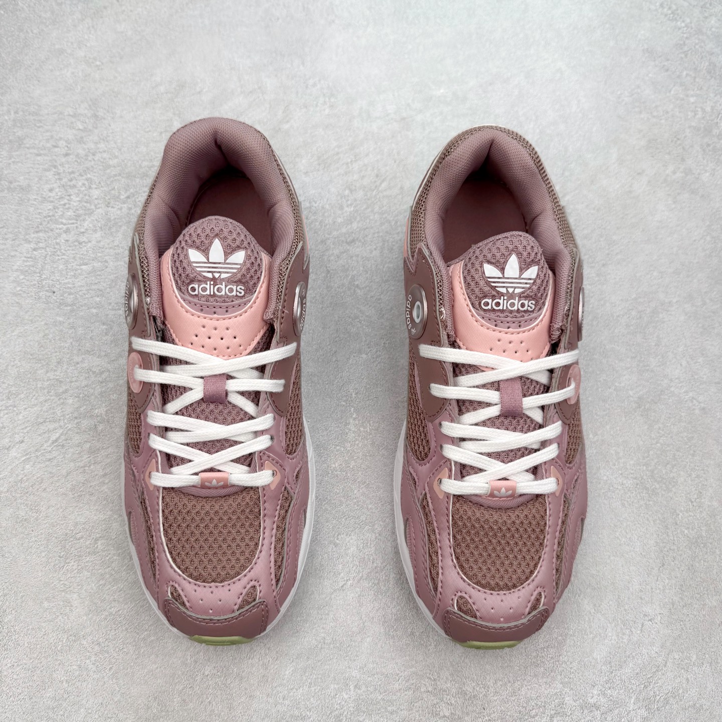 图片[2]-AD Original Astir 耐磨复古运动休闲鞋 鞋款灵感来自2000年代的跑步款式 鞋面和超大号孔眼进行更新复古色系搭配经典蓝白色 金色线条贯穿鞋身 增强鞋整体的流线感拼接设计 整体更显得有层次感，更有老爹鞋的味道网面透气设计 夏日出门也不会感到闷脚既舒适又透气带点稍微厚底的中底特殊材料 上脚偏软非常显高显瘦 休闲运动都可以搭配 尺码：35.5 36 36.5 37.5 38 38.5 39 40 40.5 41 42 42.5 43 44 44.5 45-选品中心