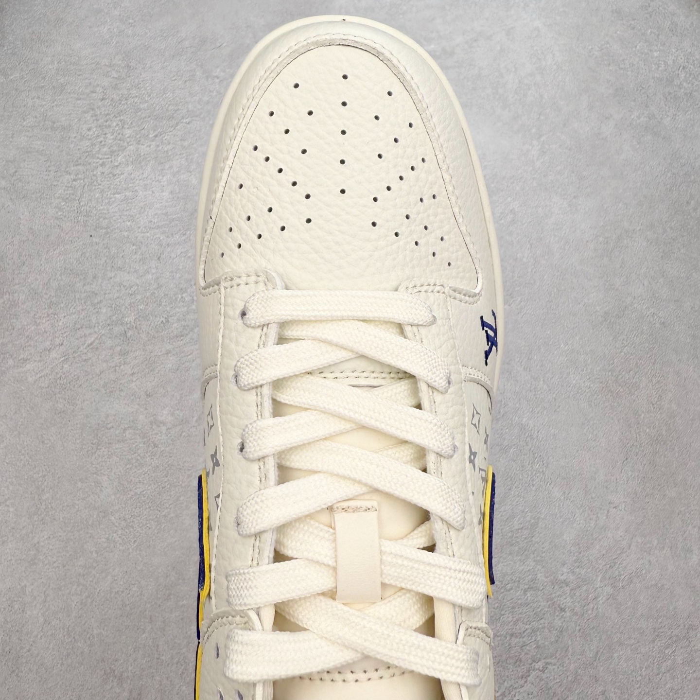 图片[4]-NK Dunk Low 定制配色 SC0601-457 大厂出品 极力推荐 原装头层材料 独家版型蒸餾加工帶來的是更好的视觉和脚感体验大厂纯原品质出货 清洁度 电绣工艺 皮料切割干净无任何毛边 细节完美 实拍调校N版已经零色差零失真 百分百还原实物色彩所见即所得 不存在货不对板色差等低级问题 选购参考实物拍摄 不混卖不参货 只用心做好货严格选品 承诺混一赔十 尺码：36 36.5 37.5 38 38.5 39 40 40.5 41 42 42.5 43 44 44.5 45-选品中心