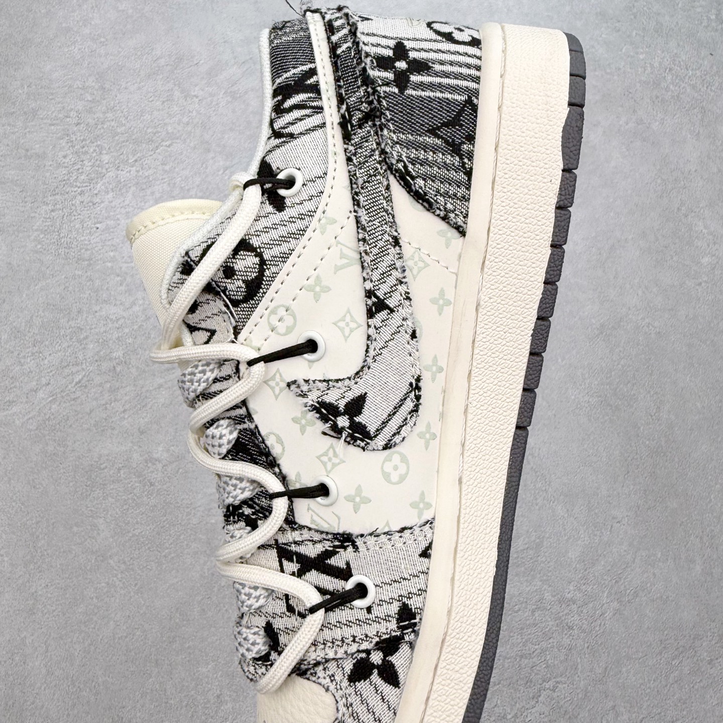 图片[7]-TS x Air Jordan AJ1 Low 倒钩低帮联名定制配色 YX5066-372 原厂内置气垫魔块 A模大底 头层小牛皮 鞋舌AJ原厂专用牛津布+AJ专用反口珍珠布+原厂无杂质高弹内里海棉+特殊封边弹力鞋带 实拍调校N版已经零色差零失真 百分百还原实物色彩所见即所得 不存在货不对板色差等低级问题 选购参考实物拍摄 不混卖不参货 只用心做好货严格选品 承诺混一赔十 尺码：36 36.5 37.5 38 38.5 39 40 40.5 41 42 42.5 43 44 44.5 45-选品中心