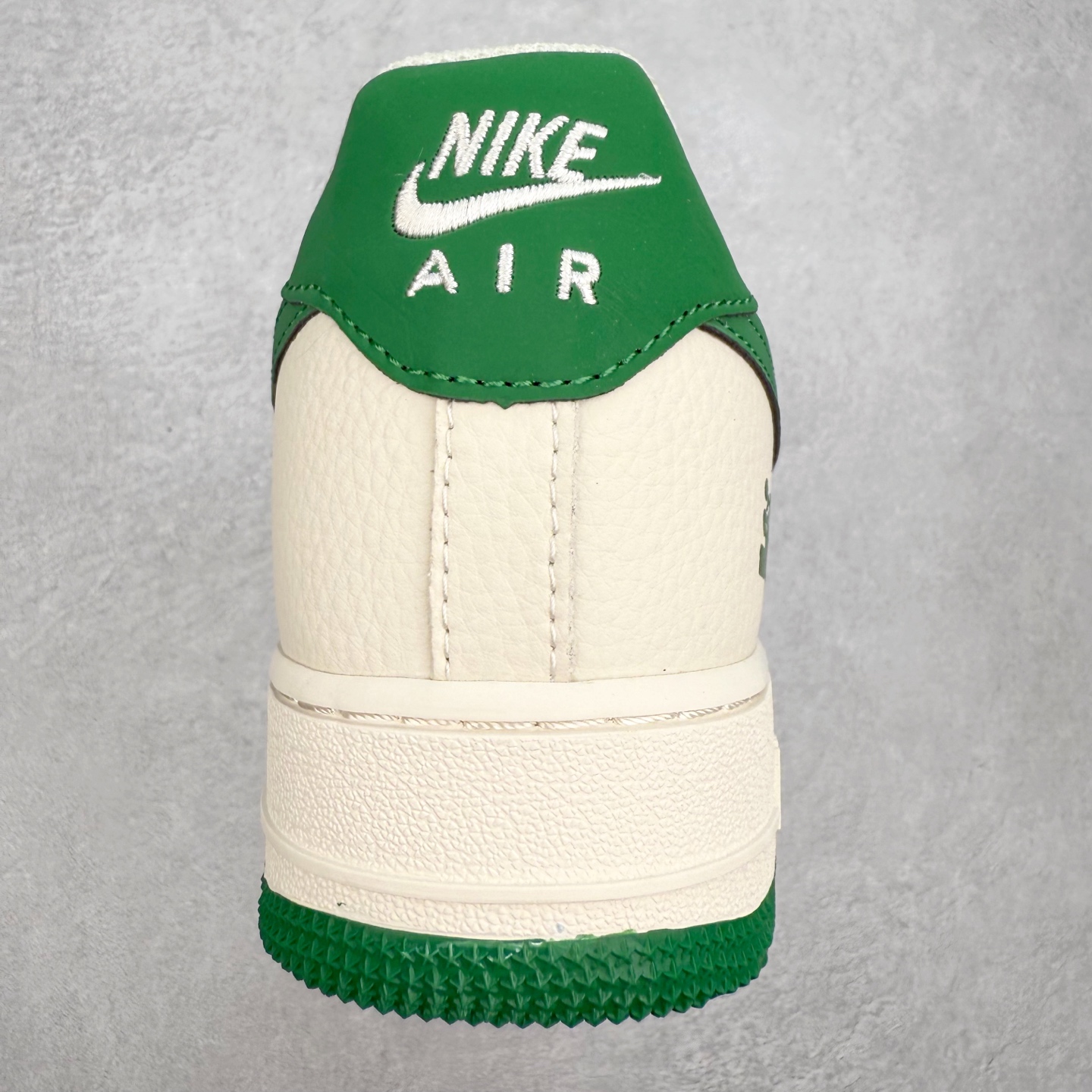 图片[8]-NK Air Force 1´07 Low 空军一号低帮百搭休闲运动板鞋 HJ3318-001 柔软、弹性十足的缓震性能和出色的中底设计 横跨复古与现代的外型结合 造就出风靡全球 三十多年的Force 1 直到今天还深受青睐 实拍调校N版已经零色差零失真 百分百还原实物色彩所见即所得 不存在货不对板色差等低级问题 选购参考实物拍摄 不混卖不参货 只用心做好货严格选品 承诺混一赔十 尺码：36 36.5 37.5 38 38.5 39 40 40.5 41 42 42.5 43 44 44.5 45-选品中心