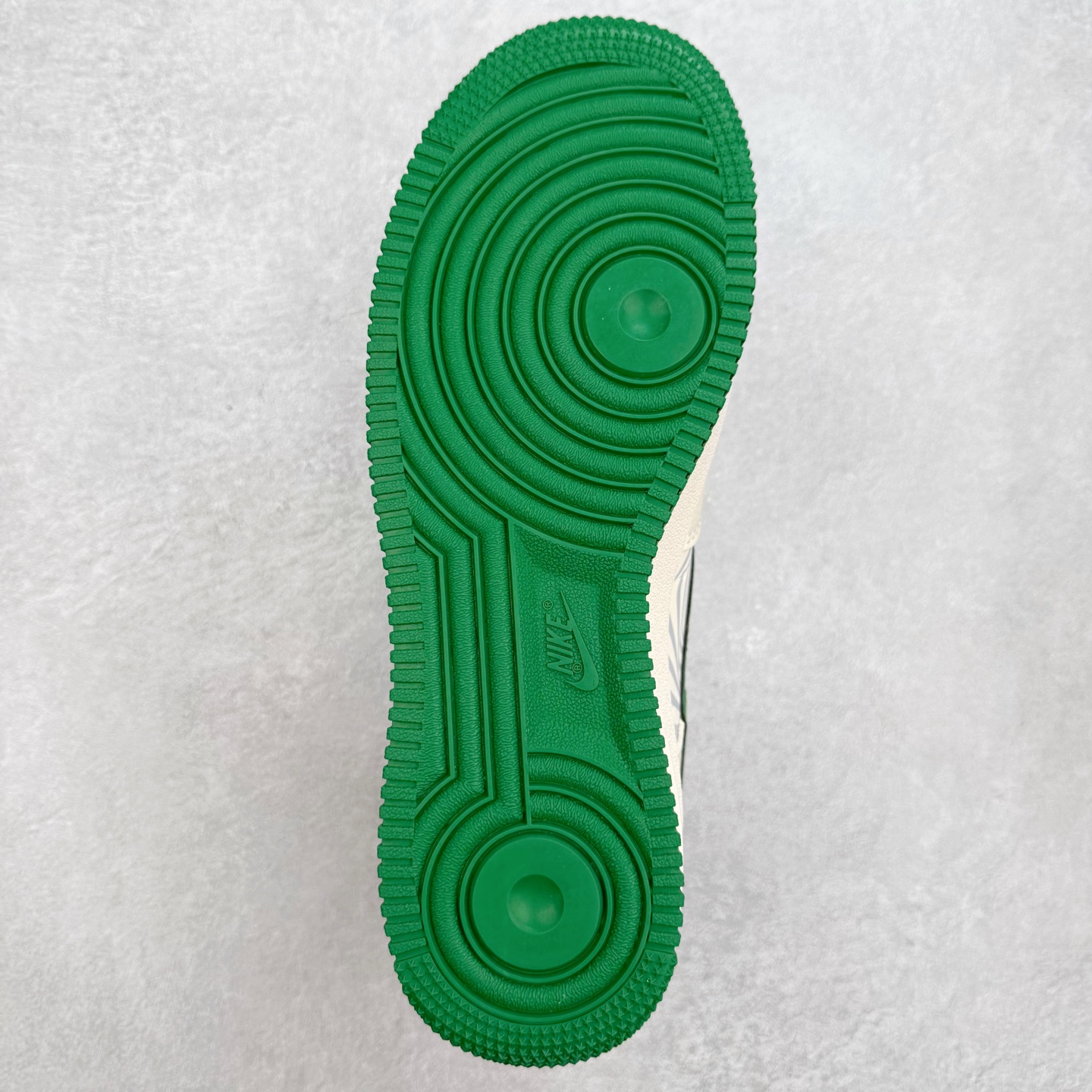 图片[9]-NK Air Force 1´07 Low 空军一号低帮百搭休闲运动板鞋 HJ3318-001 柔软、弹性十足的缓震性能和出色的中底设计 横跨复古与现代的外型结合 造就出风靡全球 三十多年的Force 1 直到今天还深受青睐 实拍调校N版已经零色差零失真 百分百还原实物色彩所见即所得 不存在货不对板色差等低级问题 选购参考实物拍摄 不混卖不参货 只用心做好货严格选品 承诺混一赔十 尺码：36 36.5 37.5 38 38.5 39 40 40.5 41 42 42.5 43 44 44.5 45-选品中心