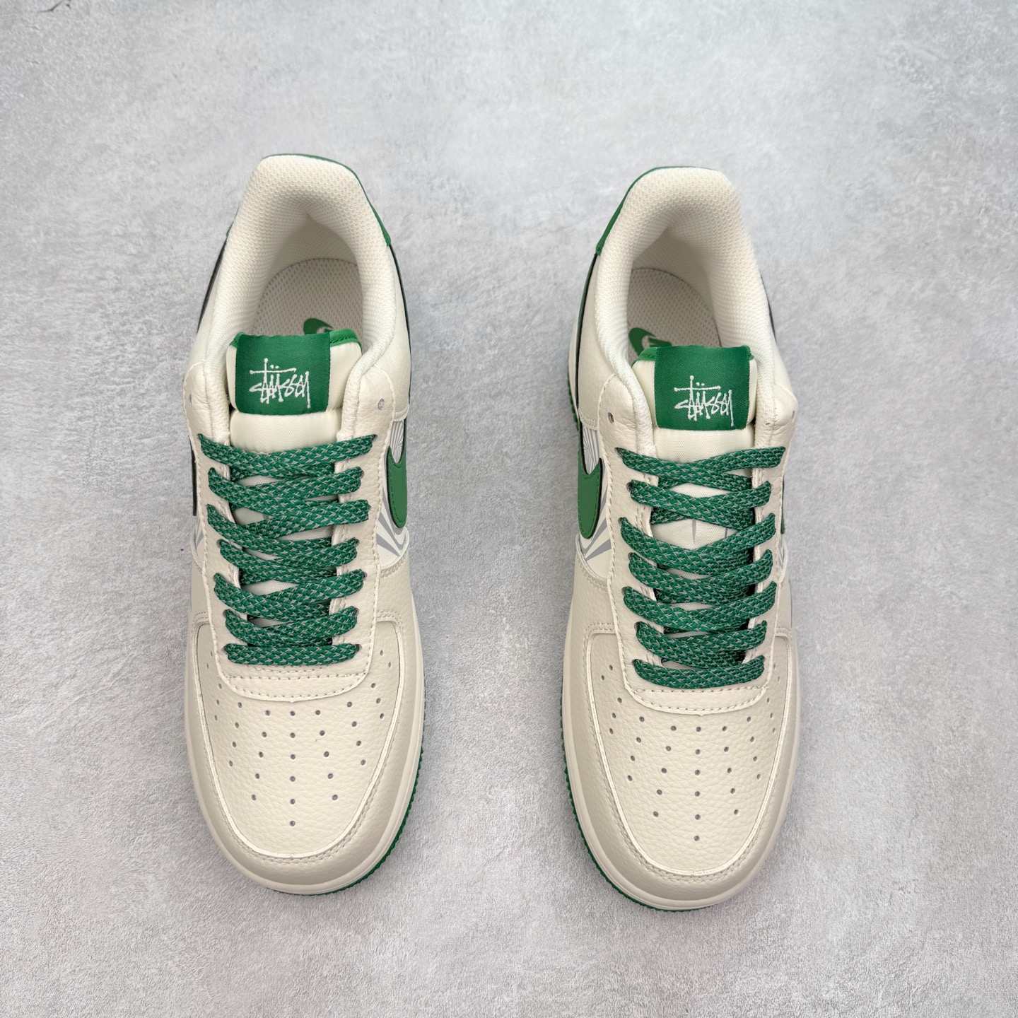 图片[2]-NK Air Force 1´07 Low 空军一号低帮百搭休闲运动板鞋 HJ3318-001 柔软、弹性十足的缓震性能和出色的中底设计 横跨复古与现代的外型结合 造就出风靡全球 三十多年的Force 1 直到今天还深受青睐 实拍调校N版已经零色差零失真 百分百还原实物色彩所见即所得 不存在货不对板色差等低级问题 选购参考实物拍摄 不混卖不参货 只用心做好货严格选品 承诺混一赔十 尺码：36 36.5 37.5 38 38.5 39 40 40.5 41 42 42.5 43 44 44.5 45-选品中心