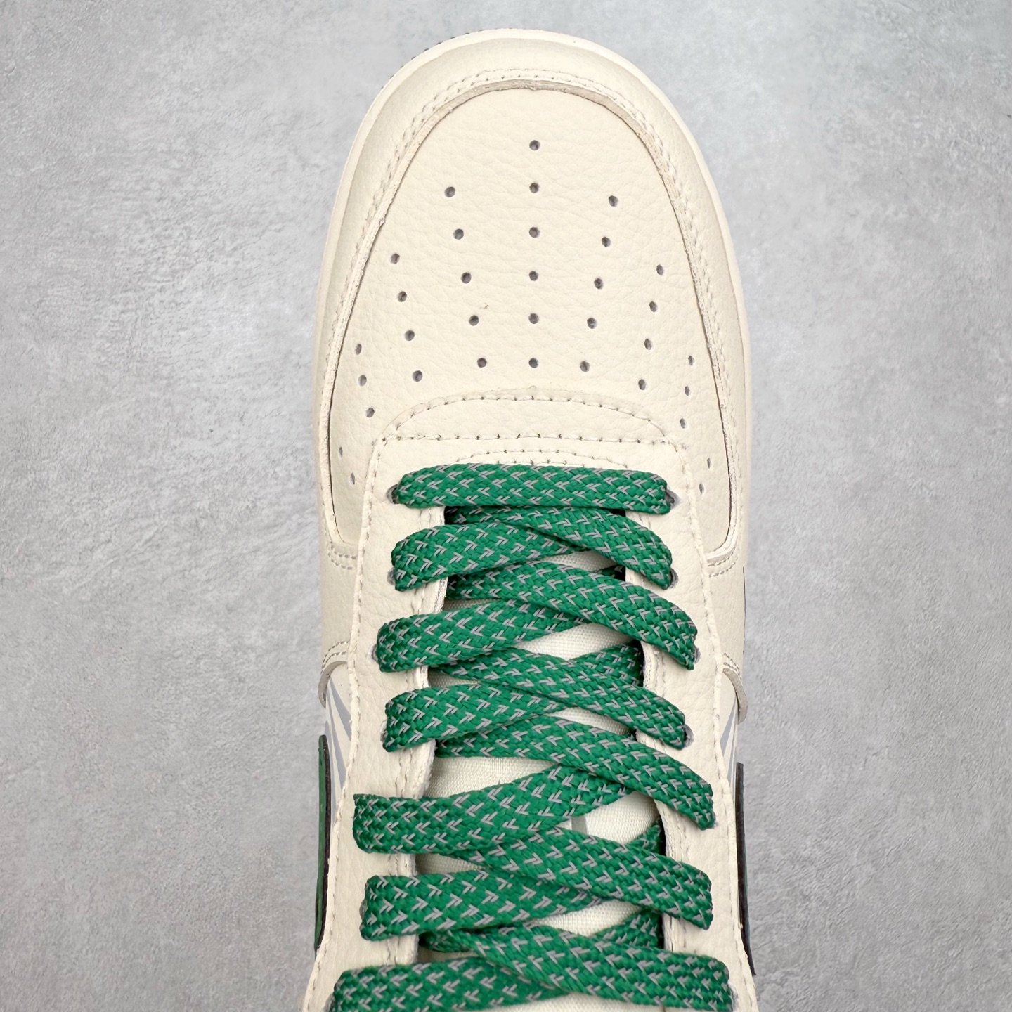 图片[4]-NK Air Force 1´07 Low 空军一号低帮百搭休闲运动板鞋 HJ3318-001 柔软、弹性十足的缓震性能和出色的中底设计 横跨复古与现代的外型结合 造就出风靡全球 三十多年的Force 1 直到今天还深受青睐 实拍调校N版已经零色差零失真 百分百还原实物色彩所见即所得 不存在货不对板色差等低级问题 选购参考实物拍摄 不混卖不参货 只用心做好货严格选品 承诺混一赔十 尺码：36 36.5 37.5 38 38.5 39 40 40.5 41 42 42.5 43 44 44.5 45-选品中心