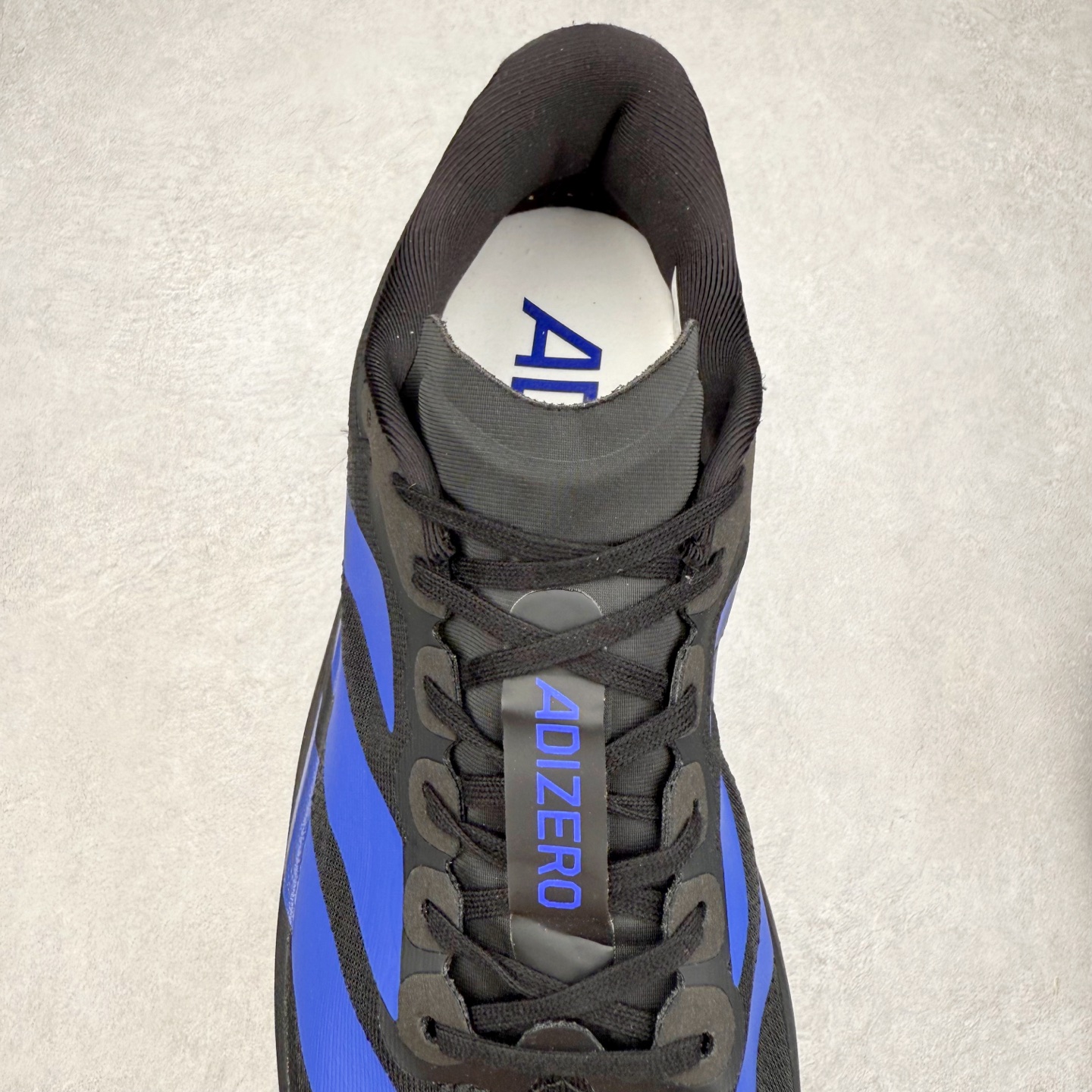 图片[5]-AD Adizero EVO SL 马拉松竞速专业跑鞋 JR5836 CELERMESH针织网面非常轻薄 纤维间的缝隙很大 可以保证跑步时的透气、排汗效果 鞋舌直接与两侧的内衬和鞋底连接在一起 在跑步过程中不会被鞋舌的左右移动所困扰 在标准鞋带孔的基础上再拓宽一组鞋带孔 适合不同脚型的需求 突破性 EnergyRods 技术，有助于跑者实现更好的成绩 中底独特的LIGHTSTRIKE PRO泡棉材质 微弹感觉在跑步过程中给予了良好的支撑体验 对于顶级精英和高水平进阶跑者来说 ADIOS PRO是一双值得信赖的竞速比赛用鞋 尺码：36 36.5 37.5 38 38.5 39 40 40.5 41 42 42.5 43 44 44.5 45-选品中心