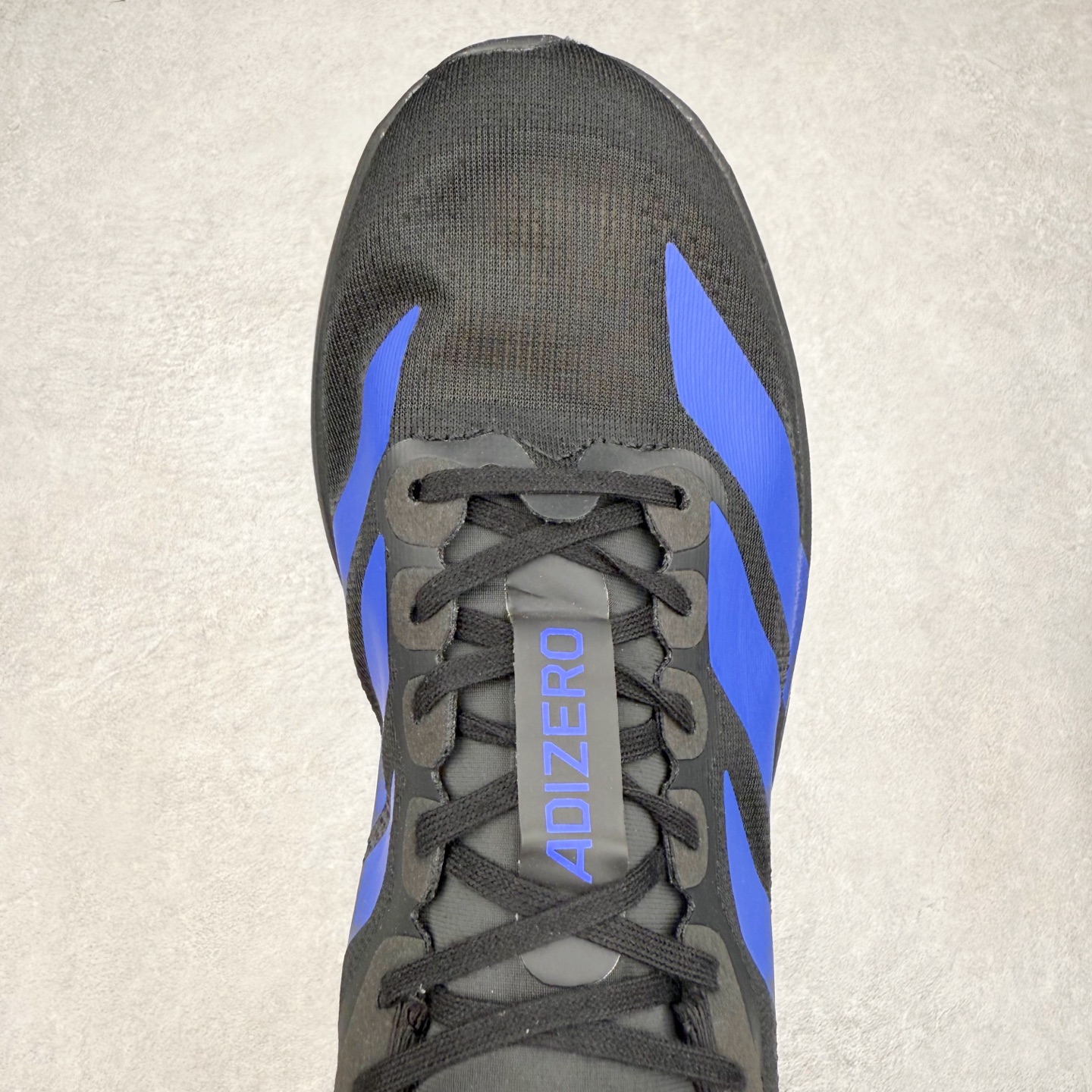 图片[4]-AD Adizero EVO SL 马拉松竞速专业跑鞋 JR5836 CELERMESH针织网面非常轻薄 纤维间的缝隙很大 可以保证跑步时的透气、排汗效果 鞋舌直接与两侧的内衬和鞋底连接在一起 在跑步过程中不会被鞋舌的左右移动所困扰 在标准鞋带孔的基础上再拓宽一组鞋带孔 适合不同脚型的需求 突破性 EnergyRods 技术，有助于跑者实现更好的成绩 中底独特的LIGHTSTRIKE PRO泡棉材质 微弹感觉在跑步过程中给予了良好的支撑体验 对于顶级精英和高水平进阶跑者来说 ADIOS PRO是一双值得信赖的竞速比赛用鞋 尺码：36 36.5 37.5 38 38.5 39 40 40.5 41 42 42.5 43 44 44.5 45-选品中心