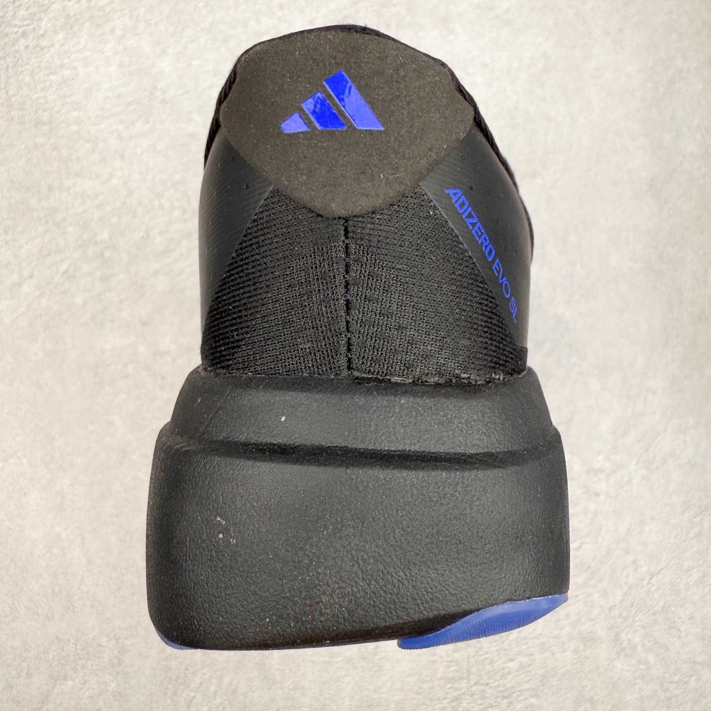 图片[8]-AD Adizero EVO SL 马拉松竞速专业跑鞋 JR5836 CELERMESH针织网面非常轻薄 纤维间的缝隙很大 可以保证跑步时的透气、排汗效果 鞋舌直接与两侧的内衬和鞋底连接在一起 在跑步过程中不会被鞋舌的左右移动所困扰 在标准鞋带孔的基础上再拓宽一组鞋带孔 适合不同脚型的需求 突破性 EnergyRods 技术，有助于跑者实现更好的成绩 中底独特的LIGHTSTRIKE PRO泡棉材质 微弹感觉在跑步过程中给予了良好的支撑体验 对于顶级精英和高水平进阶跑者来说 ADIOS PRO是一双值得信赖的竞速比赛用鞋 尺码：36 36.5 37.5 38 38.5 39 40 40.5 41 42 42.5 43 44 44.5 45-选品中心