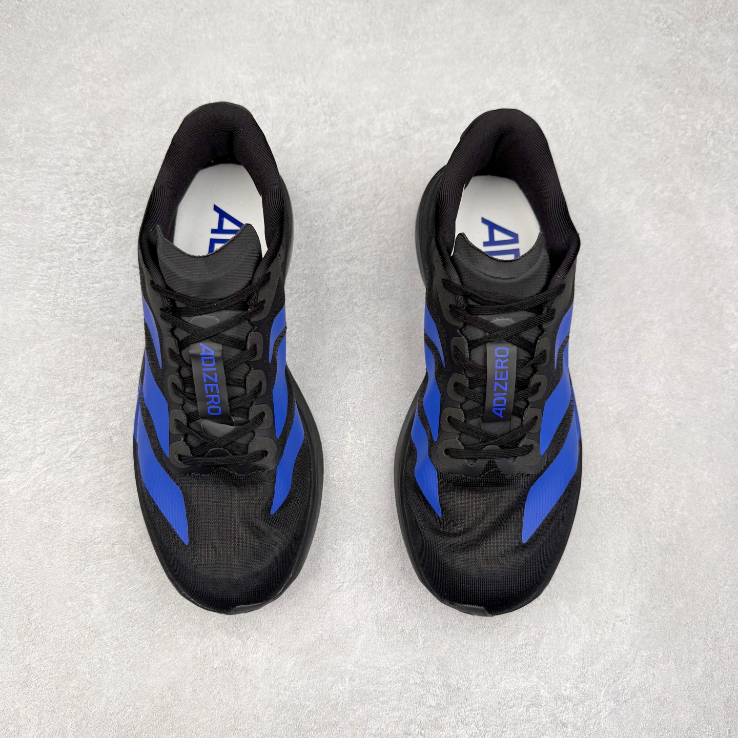 图片[2]-AD Adizero EVO SL 马拉松竞速专业跑鞋 JR5836 CELERMESH针织网面非常轻薄 纤维间的缝隙很大 可以保证跑步时的透气、排汗效果 鞋舌直接与两侧的内衬和鞋底连接在一起 在跑步过程中不会被鞋舌的左右移动所困扰 在标准鞋带孔的基础上再拓宽一组鞋带孔 适合不同脚型的需求 突破性 EnergyRods 技术，有助于跑者实现更好的成绩 中底独特的LIGHTSTRIKE PRO泡棉材质 微弹感觉在跑步过程中给予了良好的支撑体验 对于顶级精英和高水平进阶跑者来说 ADIOS PRO是一双值得信赖的竞速比赛用鞋 尺码：36 36.5 37.5 38 38.5 39 40 40.5 41 42 42.5 43 44 44.5 45-选品中心