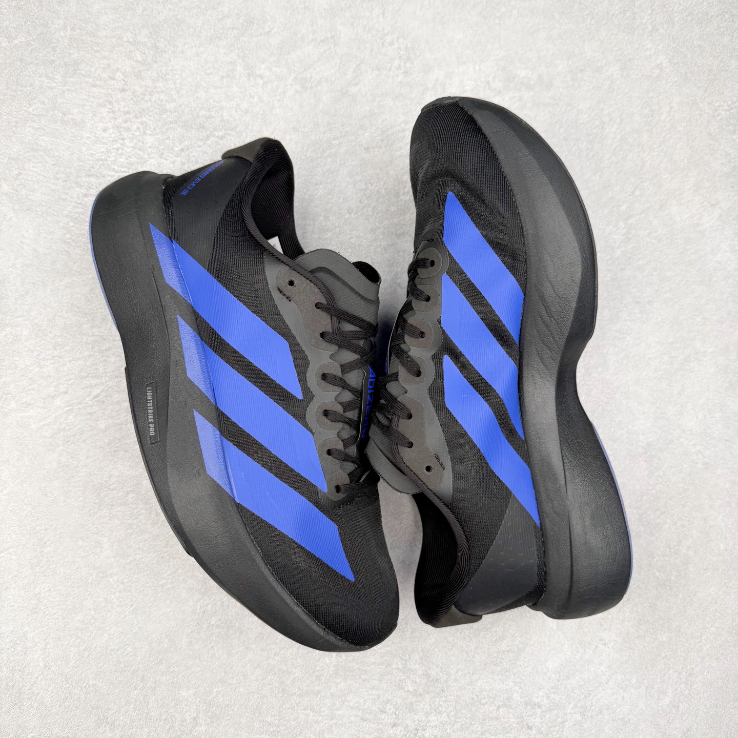 图片[3]-AD Adizero EVO SL 马拉松竞速专业跑鞋 JR5836 CELERMESH针织网面非常轻薄 纤维间的缝隙很大 可以保证跑步时的透气、排汗效果 鞋舌直接与两侧的内衬和鞋底连接在一起 在跑步过程中不会被鞋舌的左右移动所困扰 在标准鞋带孔的基础上再拓宽一组鞋带孔 适合不同脚型的需求 突破性 EnergyRods 技术，有助于跑者实现更好的成绩 中底独特的LIGHTSTRIKE PRO泡棉材质 微弹感觉在跑步过程中给予了良好的支撑体验 对于顶级精英和高水平进阶跑者来说 ADIOS PRO是一双值得信赖的竞速比赛用鞋 尺码：36 36.5 37.5 38 38.5 39 40 40.5 41 42 42.5 43 44 44.5 45-选品中心