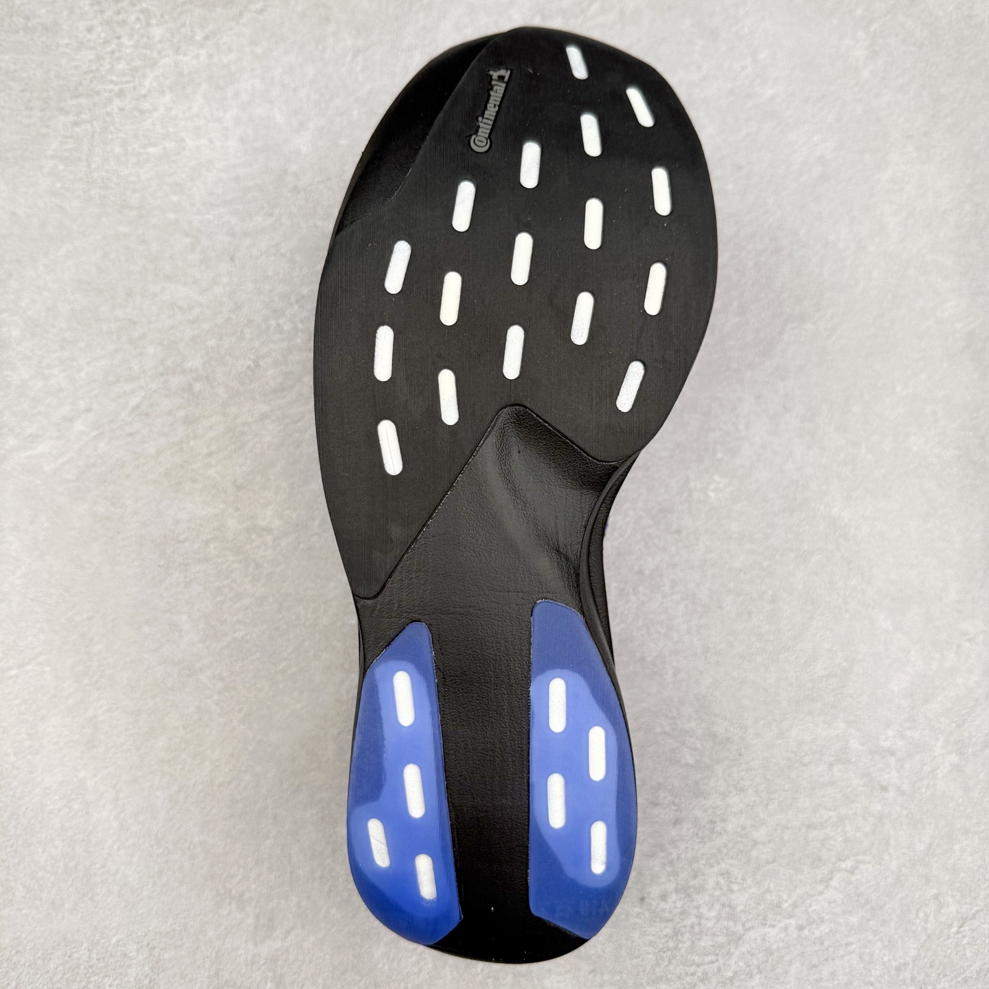 图片[9]-AD Adizero EVO SL 马拉松竞速专业跑鞋 JR5836 CELERMESH针织网面非常轻薄 纤维间的缝隙很大 可以保证跑步时的透气、排汗效果 鞋舌直接与两侧的内衬和鞋底连接在一起 在跑步过程中不会被鞋舌的左右移动所困扰 在标准鞋带孔的基础上再拓宽一组鞋带孔 适合不同脚型的需求 突破性 EnergyRods 技术，有助于跑者实现更好的成绩 中底独特的LIGHTSTRIKE PRO泡棉材质 微弹感觉在跑步过程中给予了良好的支撑体验 对于顶级精英和高水平进阶跑者来说 ADIOS PRO是一双值得信赖的竞速比赛用鞋 尺码：36 36.5 37.5 38 38.5 39 40 40.5 41 42 42.5 43 44 44.5 45-选品中心