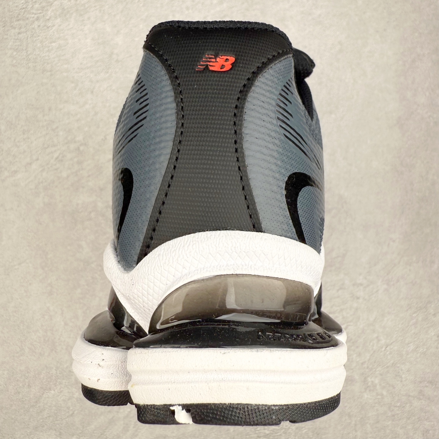 图片[8]-New Balance NB2000 舒适百搭防滑耐磨低帮 休闲跑步鞋 New Balance 在近两年的球鞋市场屡出奇招，在经典鞋型保持进一步增长的同时，推出的每一款新鞋型也都有傲人的战绩。在 327、9060 等鞋型获得成功之后，今天 New Balance 家族又迎来了新鲜血液的注入。这双 New Balance 2000 依然是融合了新旧元素的跑鞋造型，命名为 2000，或许是它的设计理念有着 Y2K 的血统。最大的亮点，在于这双鞋的中底。外侧以五个 ABZORB 单元，带来极具辨识度和冲击力的视觉效果，让这双鞋在外观和脚感方面都颇具吸引力。尺码：36 37 37.5 38 38.5 39 40 40.5 41 42 42.5 43 44 45 46-选品中心