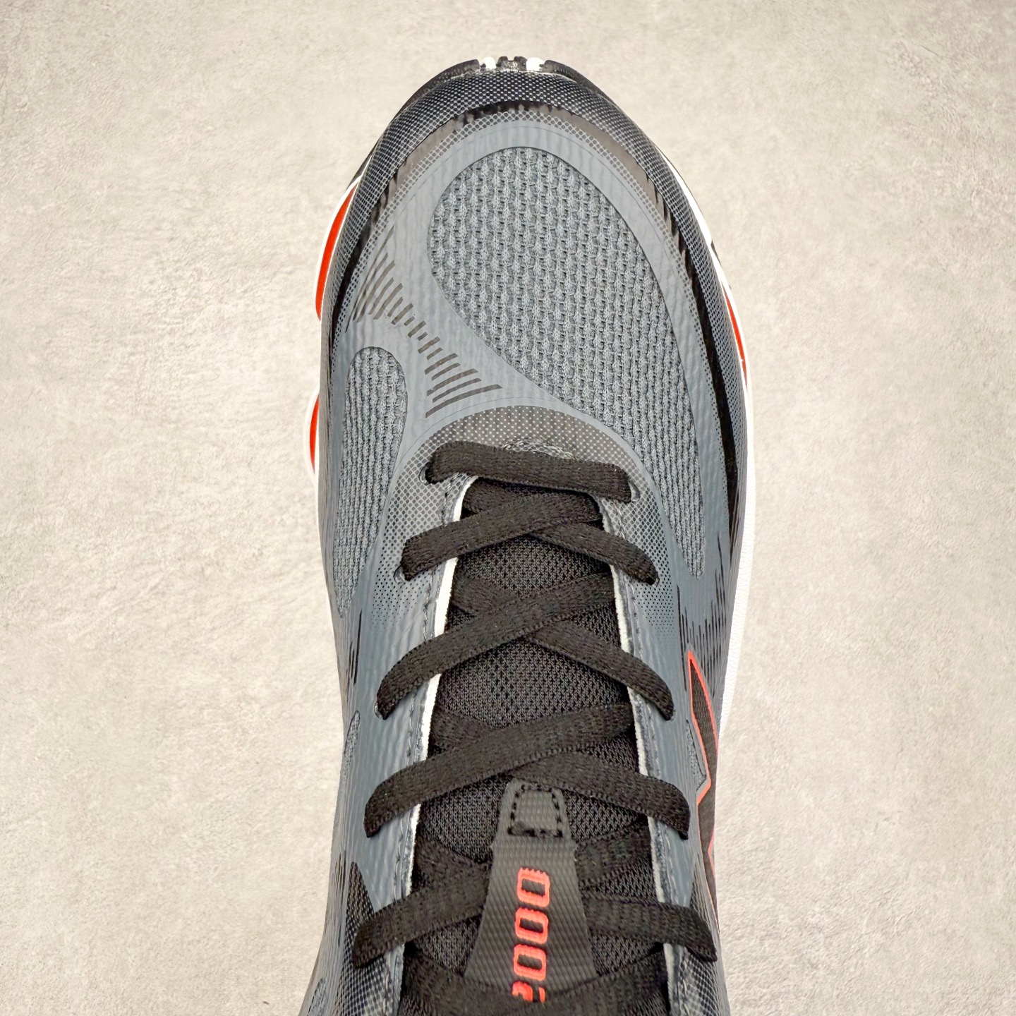 图片[4]-New Balance NB2000 舒适百搭防滑耐磨低帮 休闲跑步鞋 New Balance 在近两年的球鞋市场屡出奇招，在经典鞋型保持进一步增长的同时，推出的每一款新鞋型也都有傲人的战绩。在 327、9060 等鞋型获得成功之后，今天 New Balance 家族又迎来了新鲜血液的注入。这双 New Balance 2000 依然是融合了新旧元素的跑鞋造型，命名为 2000，或许是它的设计理念有着 Y2K 的血统。最大的亮点，在于这双鞋的中底。外侧以五个 ABZORB 单元，带来极具辨识度和冲击力的视觉效果，让这双鞋在外观和脚感方面都颇具吸引力。尺码：36 37 37.5 38 38.5 39 40 40.5 41 42 42.5 43 44 45 46-选品中心