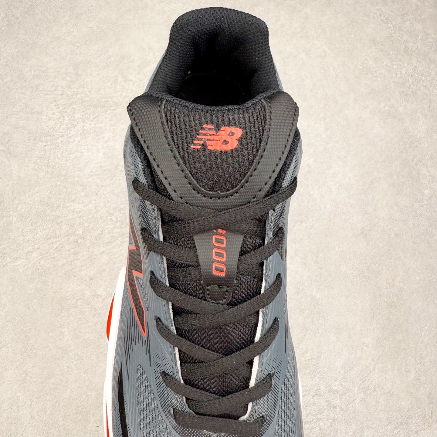 图片[5]-New Balance NB2000 舒适百搭防滑耐磨低帮 休闲跑步鞋 New Balance 在近两年的球鞋市场屡出奇招，在经典鞋型保持进一步增长的同时，推出的每一款新鞋型也都有傲人的战绩。在 327、9060 等鞋型获得成功之后，今天 New Balance 家族又迎来了新鲜血液的注入。这双 New Balance 2000 依然是融合了新旧元素的跑鞋造型，命名为 2000，或许是它的设计理念有着 Y2K 的血统。最大的亮点，在于这双鞋的中底。外侧以五个 ABZORB 单元，带来极具辨识度和冲击力的视觉效果，让这双鞋在外观和脚感方面都颇具吸引力。尺码：36 37 37.5 38 38.5 39 40 40.5 41 42 42.5 43 44 45 46-选品中心