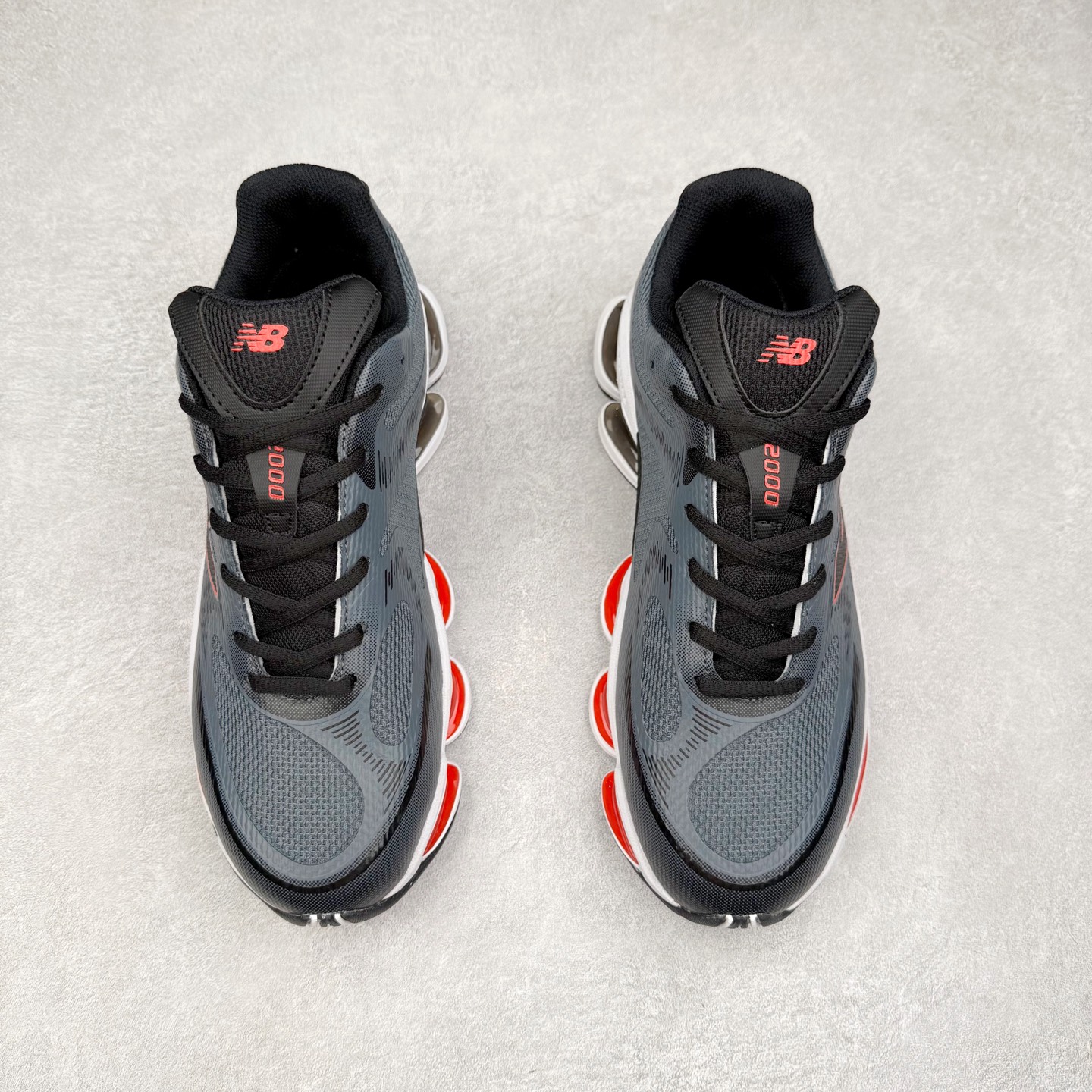 图片[2]-New Balance NB2000 舒适百搭防滑耐磨低帮 休闲跑步鞋 New Balance 在近两年的球鞋市场屡出奇招，在经典鞋型保持进一步增长的同时，推出的每一款新鞋型也都有傲人的战绩。在 327、9060 等鞋型获得成功之后，今天 New Balance 家族又迎来了新鲜血液的注入。这双 New Balance 2000 依然是融合了新旧元素的跑鞋造型，命名为 2000，或许是它的设计理念有着 Y2K 的血统。最大的亮点，在于这双鞋的中底。外侧以五个 ABZORB 单元，带来极具辨识度和冲击力的视觉效果，让这双鞋在外观和脚感方面都颇具吸引力。尺码：36 37 37.5 38 38.5 39 40 40.5 41 42 42.5 43 44 45 46-选品中心