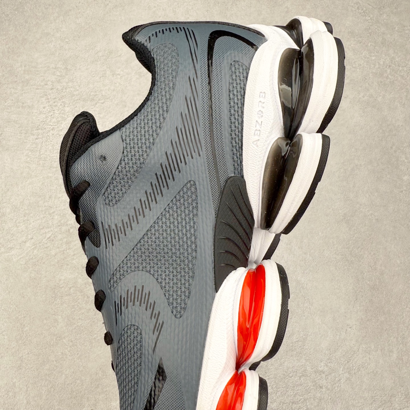 图片[7]-New Balance NB2000 舒适百搭防滑耐磨低帮 休闲跑步鞋 New Balance 在近两年的球鞋市场屡出奇招，在经典鞋型保持进一步增长的同时，推出的每一款新鞋型也都有傲人的战绩。在 327、9060 等鞋型获得成功之后，今天 New Balance 家族又迎来了新鲜血液的注入。这双 New Balance 2000 依然是融合了新旧元素的跑鞋造型，命名为 2000，或许是它的设计理念有着 Y2K 的血统。最大的亮点，在于这双鞋的中底。外侧以五个 ABZORB 单元，带来极具辨识度和冲击力的视觉效果，让这双鞋在外观和脚感方面都颇具吸引力。尺码：36 37 37.5 38 38.5 39 40 40.5 41 42 42.5 43 44 45 46-选品中心