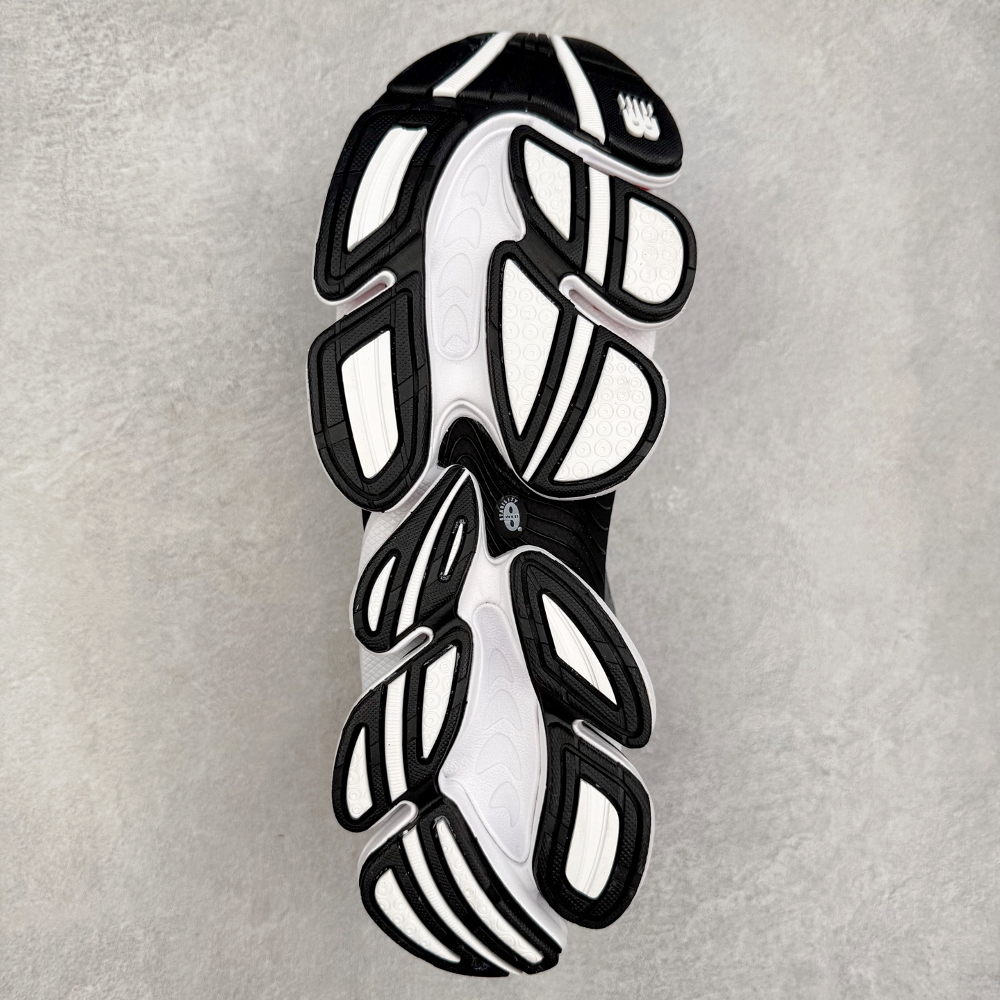 图片[9]-New Balance NB2000 舒适百搭防滑耐磨低帮 休闲跑步鞋 New Balance 在近两年的球鞋市场屡出奇招，在经典鞋型保持进一步增长的同时，推出的每一款新鞋型也都有傲人的战绩。在 327、9060 等鞋型获得成功之后，今天 New Balance 家族又迎来了新鲜血液的注入。这双 New Balance 2000 依然是融合了新旧元素的跑鞋造型，命名为 2000，或许是它的设计理念有着 Y2K 的血统。最大的亮点，在于这双鞋的中底。外侧以五个 ABZORB 单元，带来极具辨识度和冲击力的视觉效果，让这双鞋在外观和脚感方面都颇具吸引力。尺码：36 37 37.5 38 38.5 39 40 40.5 41 42 42.5 43 44 45 46-选品中心