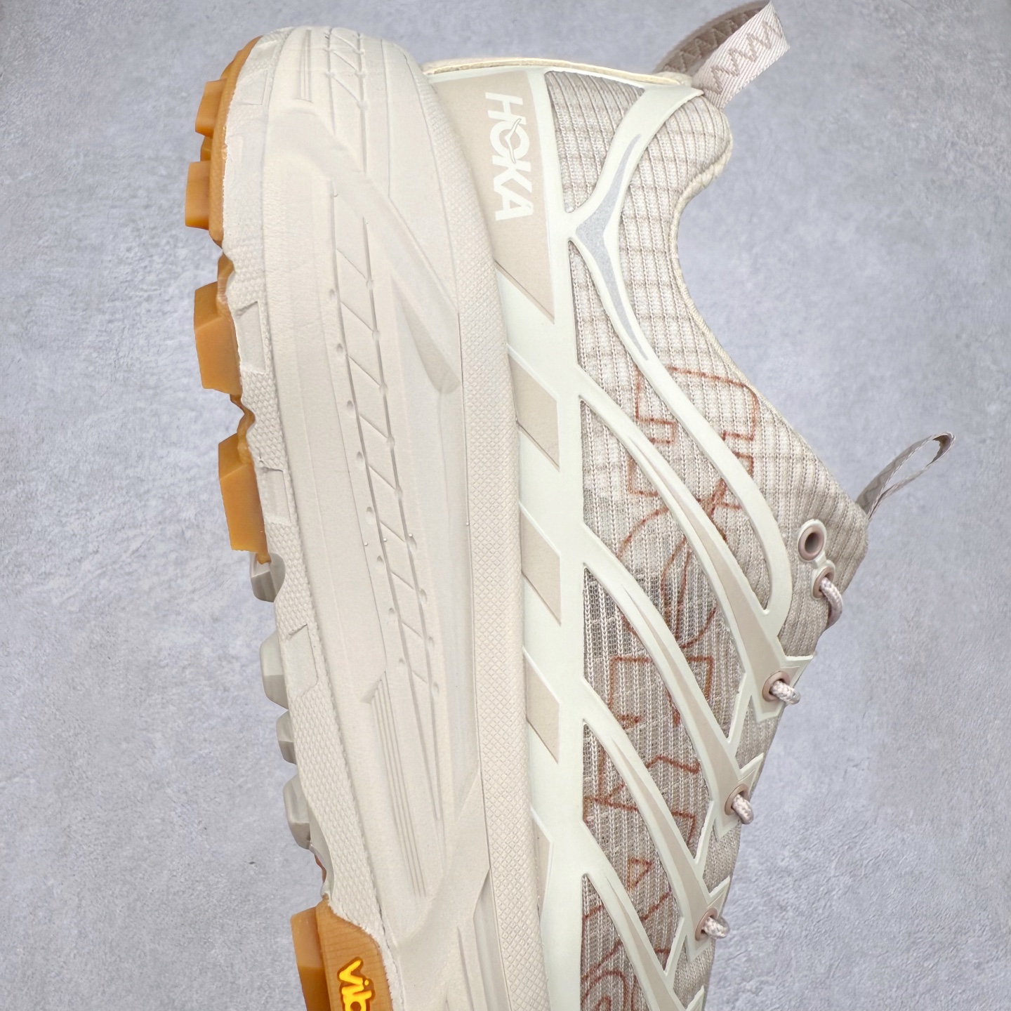 图片[6]-HOKA ONE ONE Mafate Speed 3 Low 玛法特3代系列低帮轻量户外越野休闲运动慢跑鞋 HOKA ONE ONE 最近推出了一个胶囊系列 Origin Story 这个系列里的 Mafate Speed 2 可以说让我日思夜想有一阵子了 最近终于拔草 让我来分享一下这双也是上脚赞到爆的越野跑鞋吧 以阿尔卑斯山脉作为主题将亮黄色与蓝色调覆盖在这经典轮廓之上 配色的呈现效果相当亮眼 以至于很多人买这个配色是用来日常搭配的 鞋面采用超轻的无缝架构 轻薄的TPU贴在透气的鞋面材料上 减轻重量同时也保证了支撑性 鞋底则采用滚动平衡技术 引导跑者回归自然步态 祖传的神奇EVA材质中底依旧是一如既往地表现优秀 能提供充足的缓震 作为HOKA家的越野跑鞋 VIBRAM 橡胶大底也是必不可少的 即便在复杂湿滑的地形 依旧能有良好的抓地力及稳定性 鞋带采用了弹性不易松脱的扁宽弹性鞋带 前掌与中掌部分也进行了加宽 也更加适合亚洲人的脚型 是一款十分全面且足够强悍的户外硬核越野鞋 而这双极其亮眼的越野跑鞋恰好又是在江山一百中参赛的UTMB冠军 Ludovic POMMERET 夺冠时穿着的战靴 这就让它变得更加有吸引力了 用来日常搭配的话短裤是基本不挑 长裤我个人推荐阔腿裤 工装裤以及各种长筒牛仔裤都可以 尺码：36 36.5 37.5 38 38.5 39 40 40.5 41 42 42.5 43 44 44.5 45-选品中心