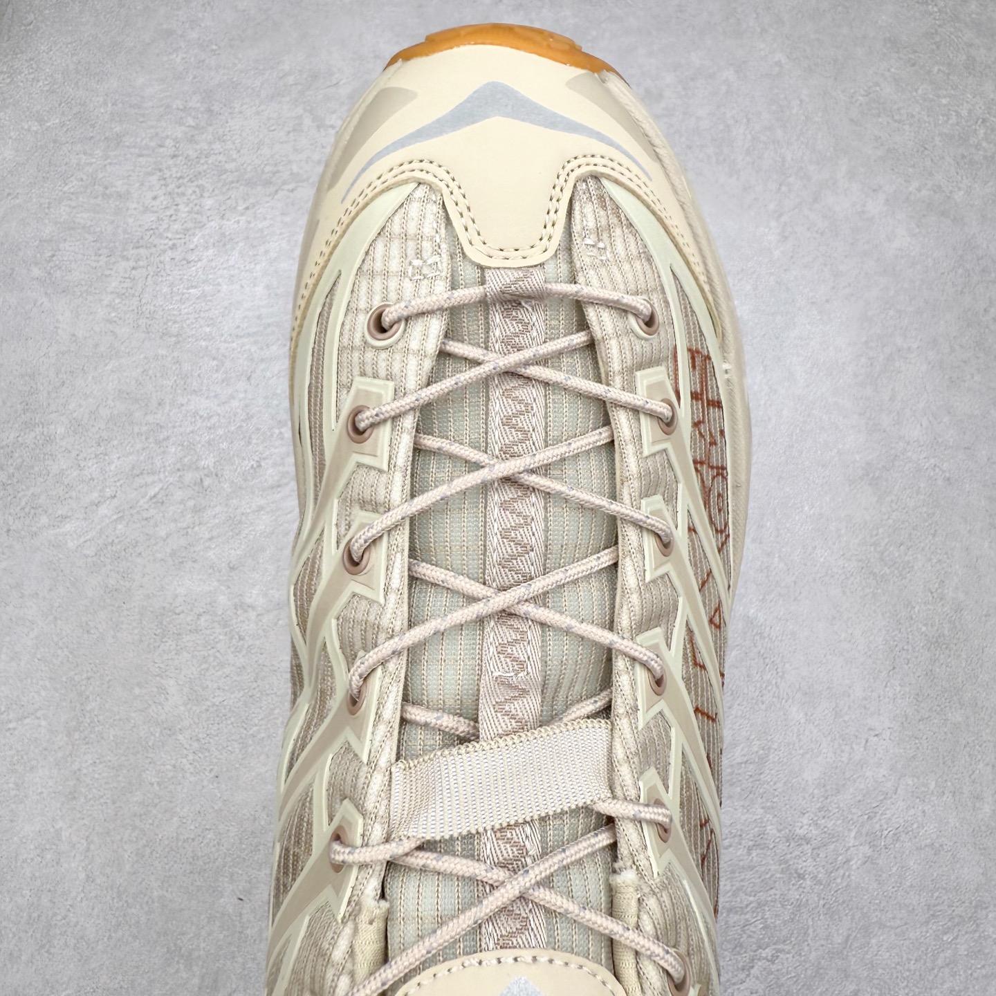 图片[4]-HOKA ONE ONE Mafate Speed 3 Low 玛法特3代系列低帮轻量户外越野休闲运动慢跑鞋 HOKA ONE ONE 最近推出了一个胶囊系列 Origin Story 这个系列里的 Mafate Speed 2 可以说让我日思夜想有一阵子了 最近终于拔草 让我来分享一下这双也是上脚赞到爆的越野跑鞋吧 以阿尔卑斯山脉作为主题将亮黄色与蓝色调覆盖在这经典轮廓之上 配色的呈现效果相当亮眼 以至于很多人买这个配色是用来日常搭配的 鞋面采用超轻的无缝架构 轻薄的TPU贴在透气的鞋面材料上 减轻重量同时也保证了支撑性 鞋底则采用滚动平衡技术 引导跑者回归自然步态 祖传的神奇EVA材质中底依旧是一如既往地表现优秀 能提供充足的缓震 作为HOKA家的越野跑鞋 VIBRAM 橡胶大底也是必不可少的 即便在复杂湿滑的地形 依旧能有良好的抓地力及稳定性 鞋带采用了弹性不易松脱的扁宽弹性鞋带 前掌与中掌部分也进行了加宽 也更加适合亚洲人的脚型 是一款十分全面且足够强悍的户外硬核越野鞋 而这双极其亮眼的越野跑鞋恰好又是在江山一百中参赛的UTMB冠军 Ludovic POMMERET 夺冠时穿着的战靴 这就让它变得更加有吸引力了 用来日常搭配的话短裤是基本不挑 长裤我个人推荐阔腿裤 工装裤以及各种长筒牛仔裤都可以 尺码：36 36.5 37.5 38 38.5 39 40 40.5 41 42 42.5 43 44 44.5 45-选品中心