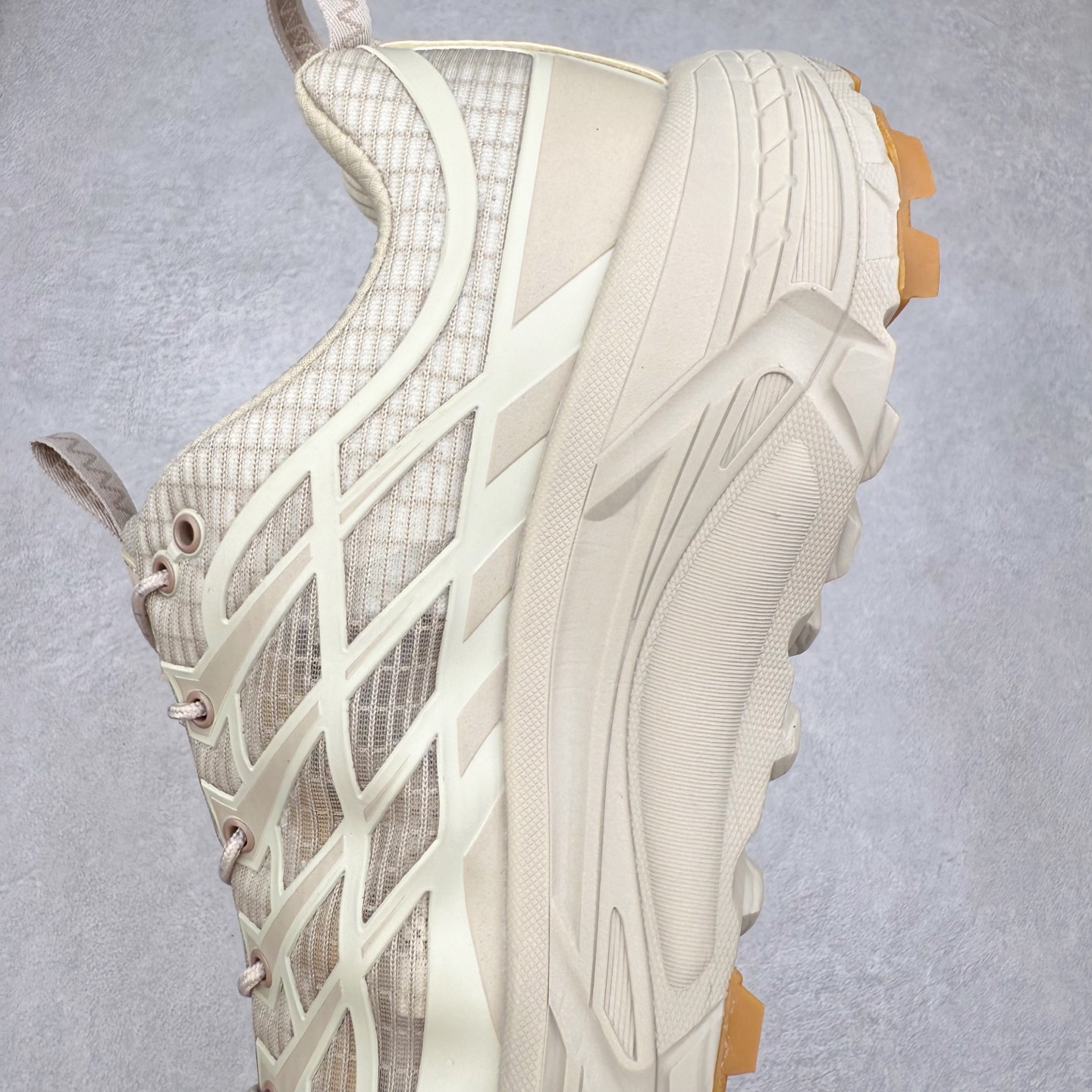 图片[7]-HOKA ONE ONE Mafate Speed 3 Low 玛法特3代系列低帮轻量户外越野休闲运动慢跑鞋 HOKA ONE ONE 最近推出了一个胶囊系列 Origin Story 这个系列里的 Mafate Speed 2 可以说让我日思夜想有一阵子了 最近终于拔草 让我来分享一下这双也是上脚赞到爆的越野跑鞋吧 以阿尔卑斯山脉作为主题将亮黄色与蓝色调覆盖在这经典轮廓之上 配色的呈现效果相当亮眼 以至于很多人买这个配色是用来日常搭配的 鞋面采用超轻的无缝架构 轻薄的TPU贴在透气的鞋面材料上 减轻重量同时也保证了支撑性 鞋底则采用滚动平衡技术 引导跑者回归自然步态 祖传的神奇EVA材质中底依旧是一如既往地表现优秀 能提供充足的缓震 作为HOKA家的越野跑鞋 VIBRAM 橡胶大底也是必不可少的 即便在复杂湿滑的地形 依旧能有良好的抓地力及稳定性 鞋带采用了弹性不易松脱的扁宽弹性鞋带 前掌与中掌部分也进行了加宽 也更加适合亚洲人的脚型 是一款十分全面且足够强悍的户外硬核越野鞋 而这双极其亮眼的越野跑鞋恰好又是在江山一百中参赛的UTMB冠军 Ludovic POMMERET 夺冠时穿着的战靴 这就让它变得更加有吸引力了 用来日常搭配的话短裤是基本不挑 长裤我个人推荐阔腿裤 工装裤以及各种长筒牛仔裤都可以 尺码：36 36.5 37.5 38 38.5 39 40 40.5 41 42 42.5 43 44 44.5 45-选品中心