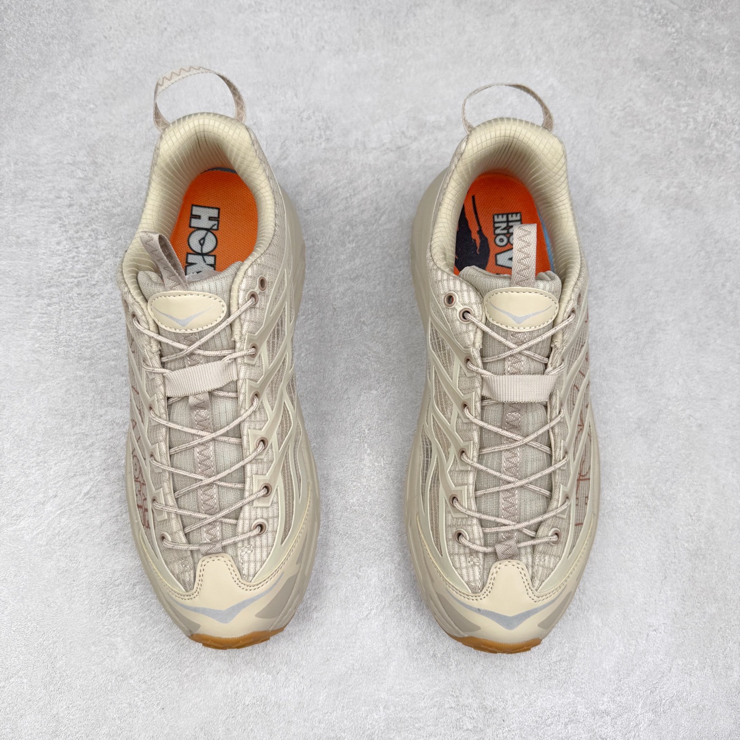 图片[2]-HOKA ONE ONE Mafate Speed 3 Low 玛法特3代系列低帮轻量户外越野休闲运动慢跑鞋 HOKA ONE ONE 最近推出了一个胶囊系列 Origin Story 这个系列里的 Mafate Speed 2 可以说让我日思夜想有一阵子了 最近终于拔草 让我来分享一下这双也是上脚赞到爆的越野跑鞋吧 以阿尔卑斯山脉作为主题将亮黄色与蓝色调覆盖在这经典轮廓之上 配色的呈现效果相当亮眼 以至于很多人买这个配色是用来日常搭配的 鞋面采用超轻的无缝架构 轻薄的TPU贴在透气的鞋面材料上 减轻重量同时也保证了支撑性 鞋底则采用滚动平衡技术 引导跑者回归自然步态 祖传的神奇EVA材质中底依旧是一如既往地表现优秀 能提供充足的缓震 作为HOKA家的越野跑鞋 VIBRAM 橡胶大底也是必不可少的 即便在复杂湿滑的地形 依旧能有良好的抓地力及稳定性 鞋带采用了弹性不易松脱的扁宽弹性鞋带 前掌与中掌部分也进行了加宽 也更加适合亚洲人的脚型 是一款十分全面且足够强悍的户外硬核越野鞋 而这双极其亮眼的越野跑鞋恰好又是在江山一百中参赛的UTMB冠军 Ludovic POMMERET 夺冠时穿着的战靴 这就让它变得更加有吸引力了 用来日常搭配的话短裤是基本不挑 长裤我个人推荐阔腿裤 工装裤以及各种长筒牛仔裤都可以 尺码：36 36.5 37.5 38 38.5 39 40 40.5 41 42 42.5 43 44 44.5 45-选品中心