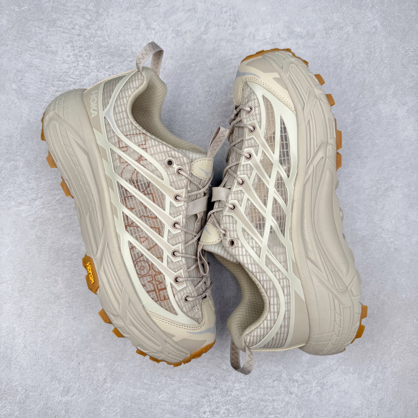 图片[3]-HOKA ONE ONE Mafate Speed 3 Low 玛法特3代系列低帮轻量户外越野休闲运动慢跑鞋 HOKA ONE ONE 最近推出了一个胶囊系列 Origin Story 这个系列里的 Mafate Speed 2 可以说让我日思夜想有一阵子了 最近终于拔草 让我来分享一下这双也是上脚赞到爆的越野跑鞋吧 以阿尔卑斯山脉作为主题将亮黄色与蓝色调覆盖在这经典轮廓之上 配色的呈现效果相当亮眼 以至于很多人买这个配色是用来日常搭配的 鞋面采用超轻的无缝架构 轻薄的TPU贴在透气的鞋面材料上 减轻重量同时也保证了支撑性 鞋底则采用滚动平衡技术 引导跑者回归自然步态 祖传的神奇EVA材质中底依旧是一如既往地表现优秀 能提供充足的缓震 作为HOKA家的越野跑鞋 VIBRAM 橡胶大底也是必不可少的 即便在复杂湿滑的地形 依旧能有良好的抓地力及稳定性 鞋带采用了弹性不易松脱的扁宽弹性鞋带 前掌与中掌部分也进行了加宽 也更加适合亚洲人的脚型 是一款十分全面且足够强悍的户外硬核越野鞋 而这双极其亮眼的越野跑鞋恰好又是在江山一百中参赛的UTMB冠军 Ludovic POMMERET 夺冠时穿着的战靴 这就让它变得更加有吸引力了 用来日常搭配的话短裤是基本不挑 长裤我个人推荐阔腿裤 工装裤以及各种长筒牛仔裤都可以 尺码：36 36.5 37.5 38 38.5 39 40 40.5 41 42 42.5 43 44 44.5 45-选品中心