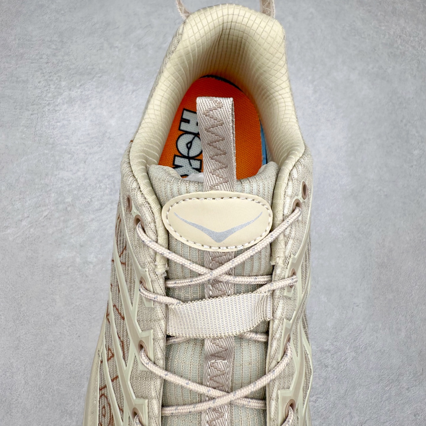 图片[5]-HOKA ONE ONE Mafate Speed 3 Low 玛法特3代系列低帮轻量户外越野休闲运动慢跑鞋 HOKA ONE ONE 最近推出了一个胶囊系列 Origin Story 这个系列里的 Mafate Speed 2 可以说让我日思夜想有一阵子了 最近终于拔草 让我来分享一下这双也是上脚赞到爆的越野跑鞋吧 以阿尔卑斯山脉作为主题将亮黄色与蓝色调覆盖在这经典轮廓之上 配色的呈现效果相当亮眼 以至于很多人买这个配色是用来日常搭配的 鞋面采用超轻的无缝架构 轻薄的TPU贴在透气的鞋面材料上 减轻重量同时也保证了支撑性 鞋底则采用滚动平衡技术 引导跑者回归自然步态 祖传的神奇EVA材质中底依旧是一如既往地表现优秀 能提供充足的缓震 作为HOKA家的越野跑鞋 VIBRAM 橡胶大底也是必不可少的 即便在复杂湿滑的地形 依旧能有良好的抓地力及稳定性 鞋带采用了弹性不易松脱的扁宽弹性鞋带 前掌与中掌部分也进行了加宽 也更加适合亚洲人的脚型 是一款十分全面且足够强悍的户外硬核越野鞋 而这双极其亮眼的越野跑鞋恰好又是在江山一百中参赛的UTMB冠军 Ludovic POMMERET 夺冠时穿着的战靴 这就让它变得更加有吸引力了 用来日常搭配的话短裤是基本不挑 长裤我个人推荐阔腿裤 工装裤以及各种长筒牛仔裤都可以 尺码：36 36.5 37.5 38 38.5 39 40 40.5 41 42 42.5 43 44 44.5 45-选品中心