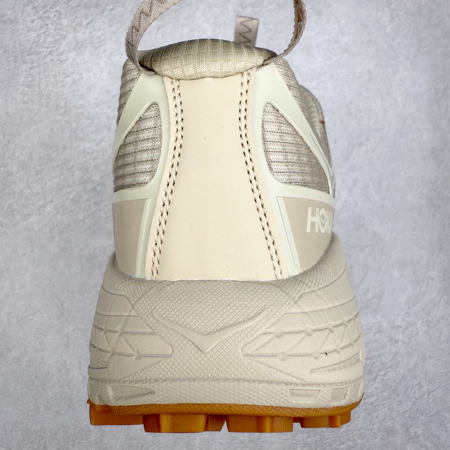 图片[8]-HOKA ONE ONE Mafate Speed 3 Low 玛法特3代系列低帮轻量户外越野休闲运动慢跑鞋 HOKA ONE ONE 最近推出了一个胶囊系列 Origin Story 这个系列里的 Mafate Speed 2 可以说让我日思夜想有一阵子了 最近终于拔草 让我来分享一下这双也是上脚赞到爆的越野跑鞋吧 以阿尔卑斯山脉作为主题将亮黄色与蓝色调覆盖在这经典轮廓之上 配色的呈现效果相当亮眼 以至于很多人买这个配色是用来日常搭配的 鞋面采用超轻的无缝架构 轻薄的TPU贴在透气的鞋面材料上 减轻重量同时也保证了支撑性 鞋底则采用滚动平衡技术 引导跑者回归自然步态 祖传的神奇EVA材质中底依旧是一如既往地表现优秀 能提供充足的缓震 作为HOKA家的越野跑鞋 VIBRAM 橡胶大底也是必不可少的 即便在复杂湿滑的地形 依旧能有良好的抓地力及稳定性 鞋带采用了弹性不易松脱的扁宽弹性鞋带 前掌与中掌部分也进行了加宽 也更加适合亚洲人的脚型 是一款十分全面且足够强悍的户外硬核越野鞋 而这双极其亮眼的越野跑鞋恰好又是在江山一百中参赛的UTMB冠军 Ludovic POMMERET 夺冠时穿着的战靴 这就让它变得更加有吸引力了 用来日常搭配的话短裤是基本不挑 长裤我个人推荐阔腿裤 工装裤以及各种长筒牛仔裤都可以 尺码：36 36.5 37.5 38 38.5 39 40 40.5 41 42 42.5 43 44 44.5 45-选品中心