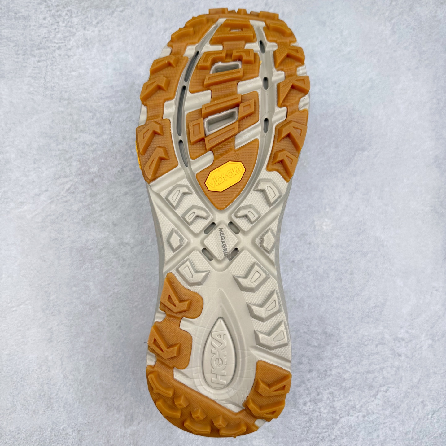 图片[9]-HOKA ONE ONE Mafate Speed 3 Low 玛法特3代系列低帮轻量户外越野休闲运动慢跑鞋 HOKA ONE ONE 最近推出了一个胶囊系列 Origin Story 这个系列里的 Mafate Speed 2 可以说让我日思夜想有一阵子了 最近终于拔草 让我来分享一下这双也是上脚赞到爆的越野跑鞋吧 以阿尔卑斯山脉作为主题将亮黄色与蓝色调覆盖在这经典轮廓之上 配色的呈现效果相当亮眼 以至于很多人买这个配色是用来日常搭配的 鞋面采用超轻的无缝架构 轻薄的TPU贴在透气的鞋面材料上 减轻重量同时也保证了支撑性 鞋底则采用滚动平衡技术 引导跑者回归自然步态 祖传的神奇EVA材质中底依旧是一如既往地表现优秀 能提供充足的缓震 作为HOKA家的越野跑鞋 VIBRAM 橡胶大底也是必不可少的 即便在复杂湿滑的地形 依旧能有良好的抓地力及稳定性 鞋带采用了弹性不易松脱的扁宽弹性鞋带 前掌与中掌部分也进行了加宽 也更加适合亚洲人的脚型 是一款十分全面且足够强悍的户外硬核越野鞋 而这双极其亮眼的越野跑鞋恰好又是在江山一百中参赛的UTMB冠军 Ludovic POMMERET 夺冠时穿着的战靴 这就让它变得更加有吸引力了 用来日常搭配的话短裤是基本不挑 长裤我个人推荐阔腿裤 工装裤以及各种长筒牛仔裤都可以 尺码：36 36.5 37.5 38 38.5 39 40 40.5 41 42 42.5 43 44 44.5 45-选品中心