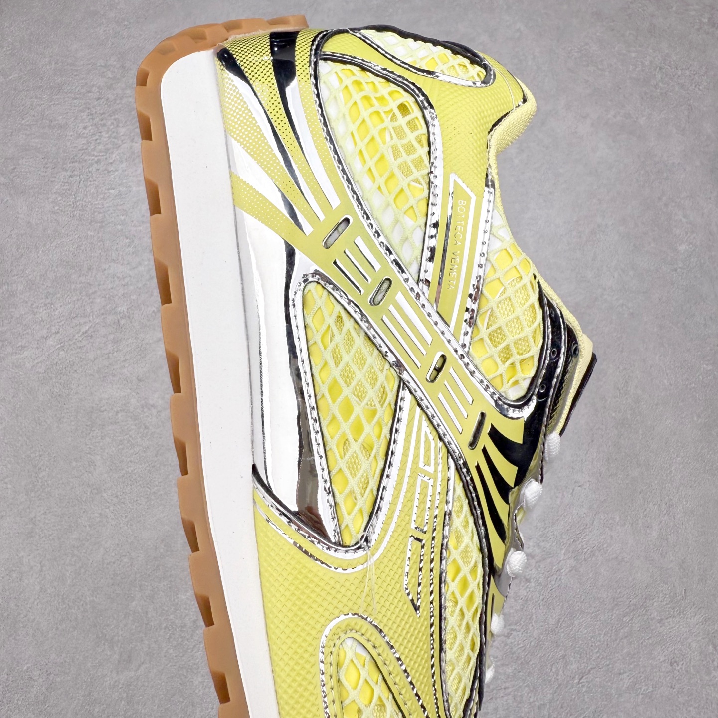 图片[6]-BOTTEGA VENETA Orbit Runner BV葆蝶家时尚休闲王一博同款老爹鞋运动鞋 原版开发 一比一打造 相似度百分之99以上 市场一梯队级别品质 区别市场任何标文顶级品质版本 采用轻质科技网布面料 搭配几何图案设计橡胶外底 王炸系列 高版本 认准套包工艺 实际增高很多哦 还是一样显腿细非常nice 耐玩耐造 对标对版 套包鞋工艺 认准高版本 大底选用拼色TPU大底 配置原版包装 尺码：35 36 37 38 39 40 41 42 43 44 45-选品中心