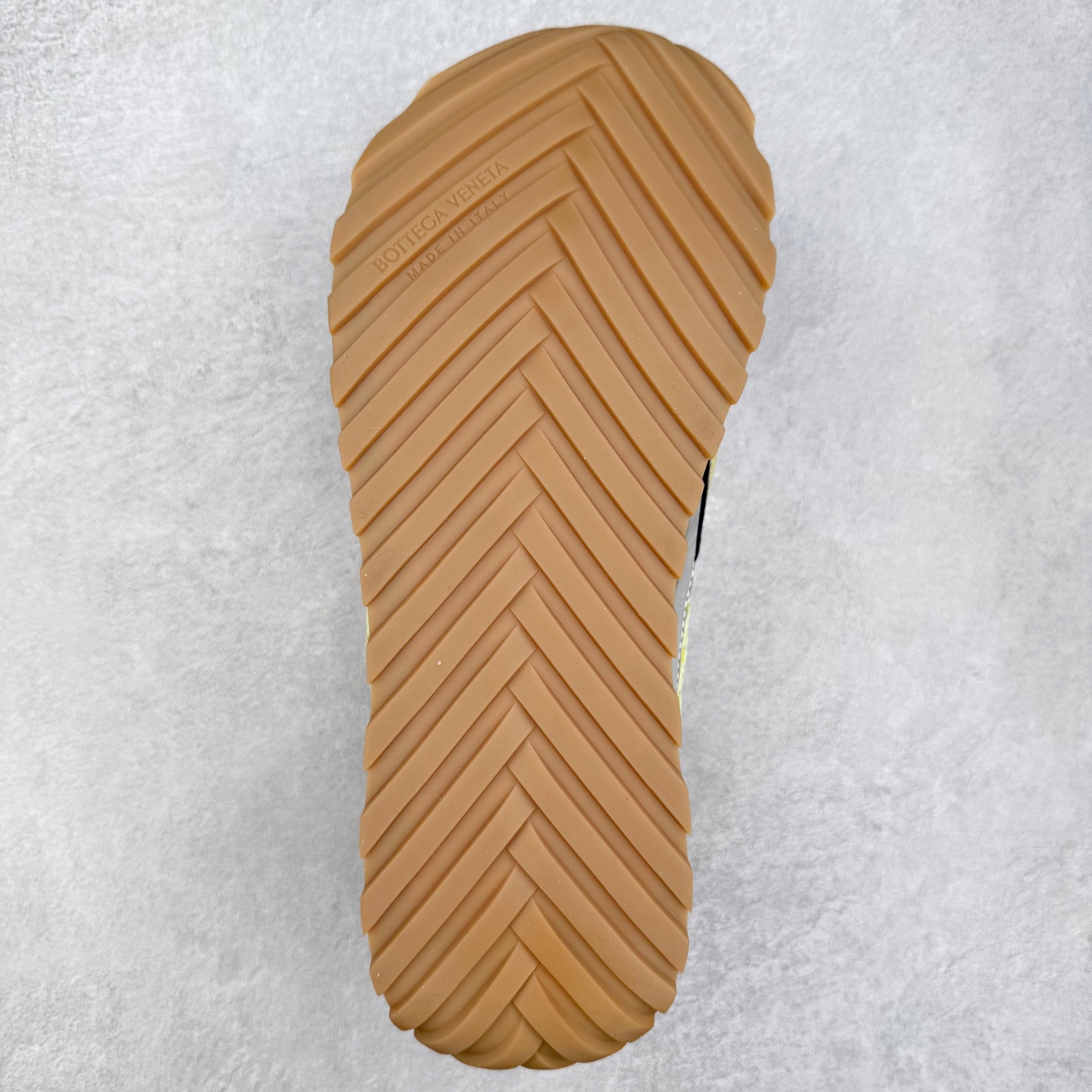 图片[9]-BOTTEGA VENETA Orbit Runner BV葆蝶家时尚休闲王一博同款老爹鞋运动鞋 原版开发 一比一打造 相似度百分之99以上 市场一梯队级别品质 区别市场任何标文顶级品质版本 采用轻质科技网布面料 搭配几何图案设计橡胶外底 王炸系列 高版本 认准套包工艺 实际增高很多哦 还是一样显腿细非常nice 耐玩耐造 对标对版 套包鞋工艺 认准高版本 大底选用拼色TPU大底 配置原版包装 尺码：35 36 37 38 39 40 41 42 43 44 45-选品中心