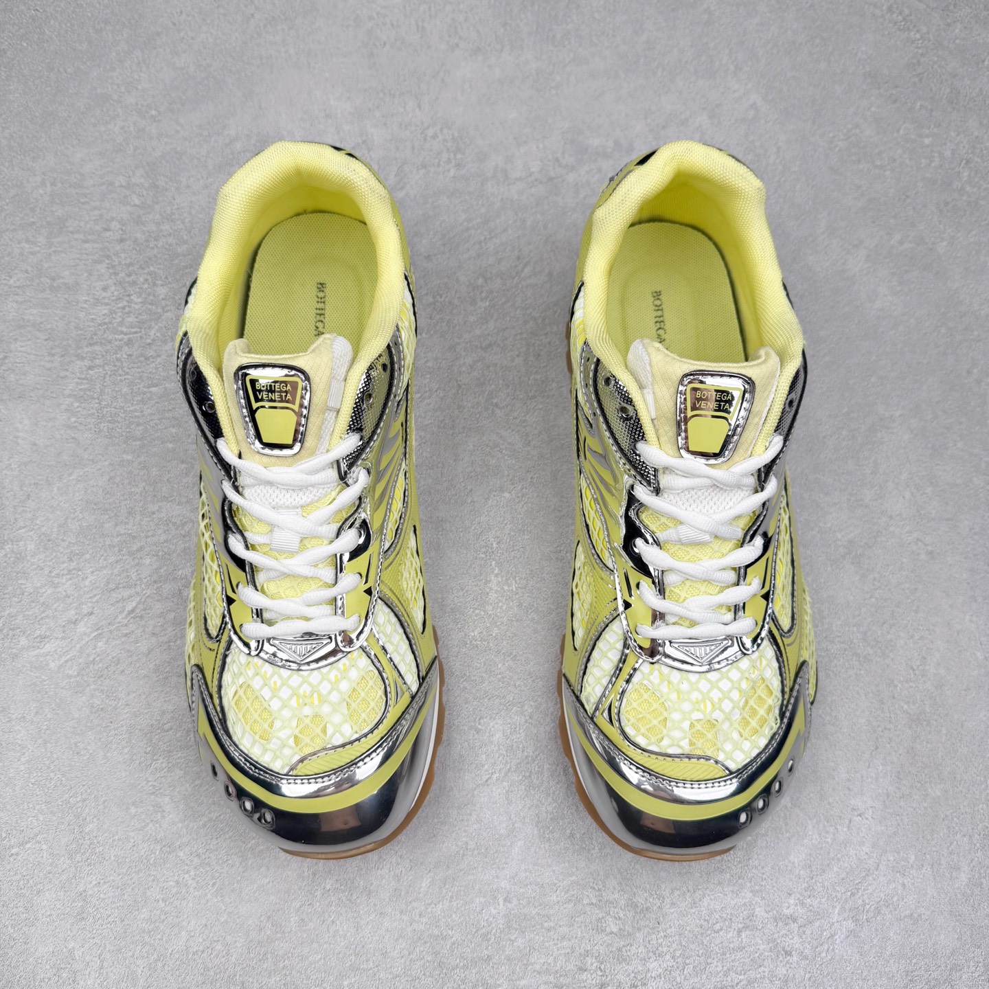 图片[2]-BOTTEGA VENETA Orbit Runner BV葆蝶家时尚休闲王一博同款老爹鞋运动鞋 原版开发 一比一打造 相似度百分之99以上 市场一梯队级别品质 区别市场任何标文顶级品质版本 采用轻质科技网布面料 搭配几何图案设计橡胶外底 王炸系列 高版本 认准套包工艺 实际增高很多哦 还是一样显腿细非常nice 耐玩耐造 对标对版 套包鞋工艺 认准高版本 大底选用拼色TPU大底 配置原版包装 尺码：35 36 37 38 39 40 41 42 43 44 45-选品中心