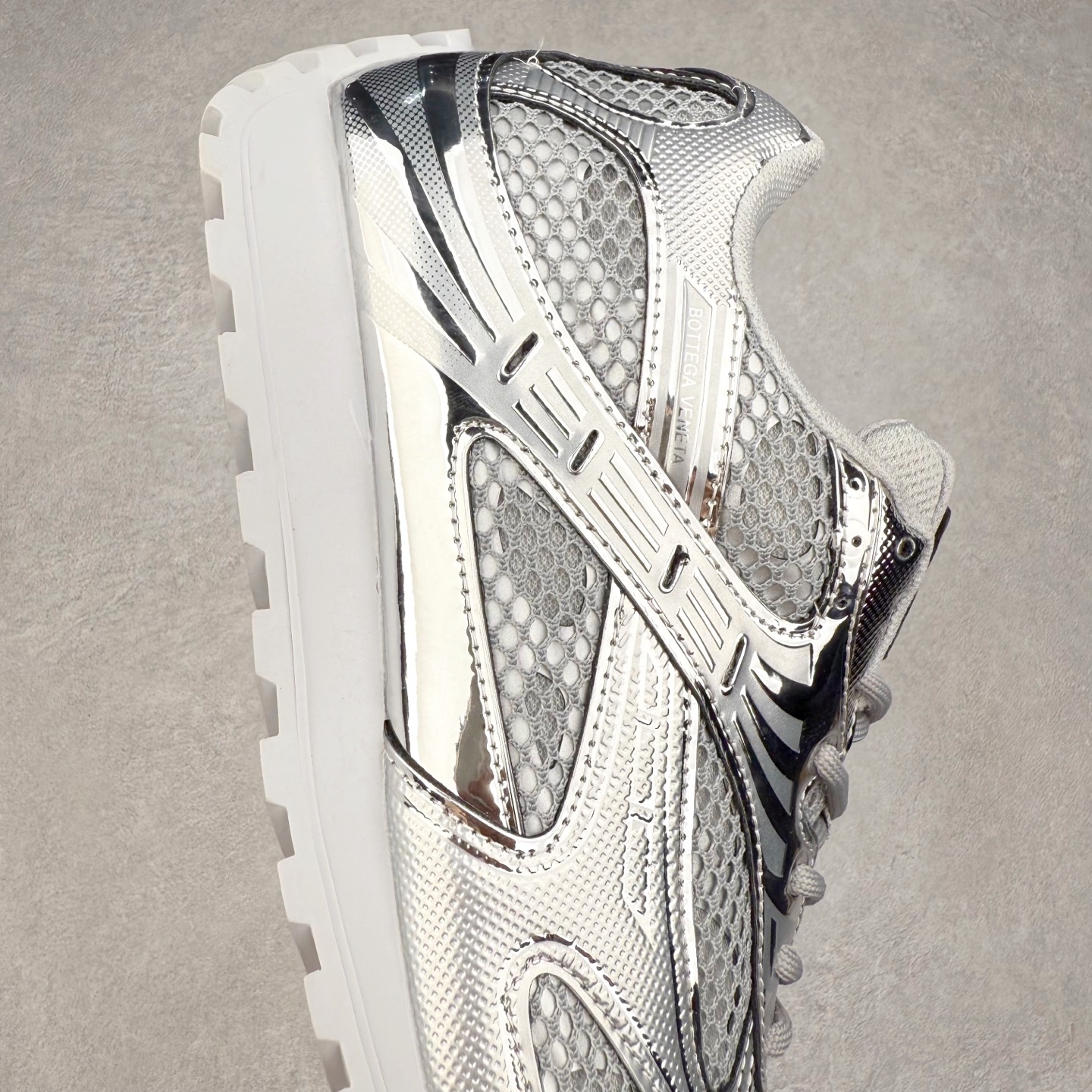 图片[6]-BOTTEGA VENETA Orbit Runner BV葆蝶家时尚休闲王一博同款老爹鞋运动鞋 原版开发 一比一打造 相似度百分之99以上 市场一梯队级别品质 区别市场任何标文顶级品质版本 采用轻质科技网布面料 搭配几何图案设计橡胶外底 王炸系列 高版本 认准套包工艺 实际增高很多哦 还是一样显腿细非常nice 耐玩耐造 对标对版 套包鞋工艺 认准高版本 大底选用拼色TPU大底 配置原版包装 尺码：35 36 37 38 39 40 41 42 43 44 45-选品中心