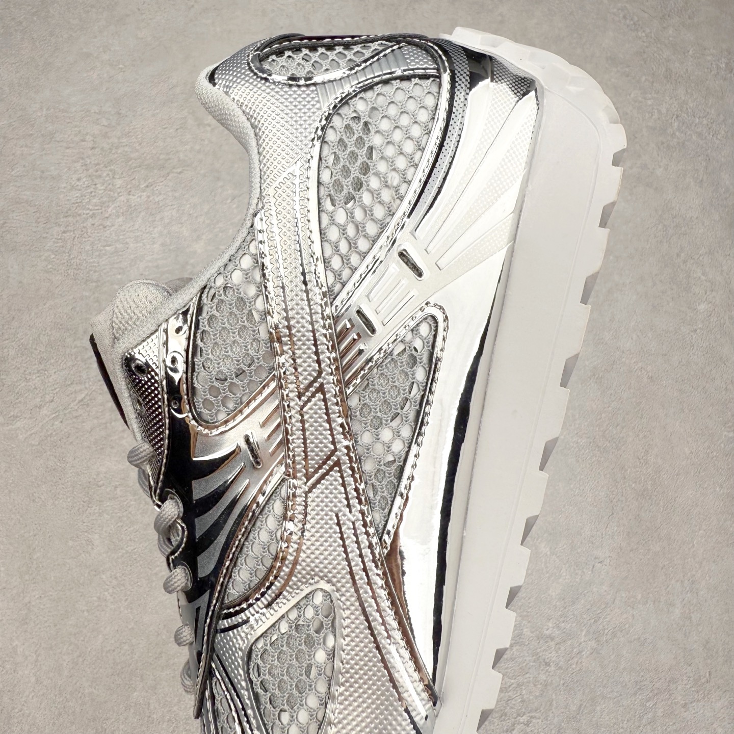 图片[7]-BOTTEGA VENETA Orbit Runner BV葆蝶家时尚休闲王一博同款老爹鞋运动鞋 原版开发 一比一打造 相似度百分之99以上 市场一梯队级别品质 区别市场任何标文顶级品质版本 采用轻质科技网布面料 搭配几何图案设计橡胶外底 王炸系列 高版本 认准套包工艺 实际增高很多哦 还是一样显腿细非常nice 耐玩耐造 对标对版 套包鞋工艺 认准高版本 大底选用拼色TPU大底 配置原版包装 尺码：35 36 37 38 39 40 41 42 43 44 45-选品中心