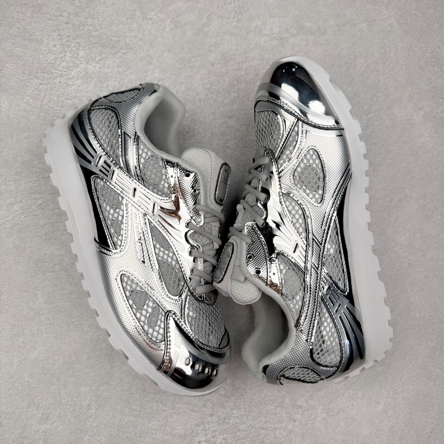 图片[3]-BOTTEGA VENETA Orbit Runner BV葆蝶家时尚休闲王一博同款老爹鞋运动鞋 原版开发 一比一打造 相似度百分之99以上 市场一梯队级别品质 区别市场任何标文顶级品质版本 采用轻质科技网布面料 搭配几何图案设计橡胶外底 王炸系列 高版本 认准套包工艺 实际增高很多哦 还是一样显腿细非常nice 耐玩耐造 对标对版 套包鞋工艺 认准高版本 大底选用拼色TPU大底 配置原版包装 尺码：35 36 37 38 39 40 41 42 43 44 45-选品中心