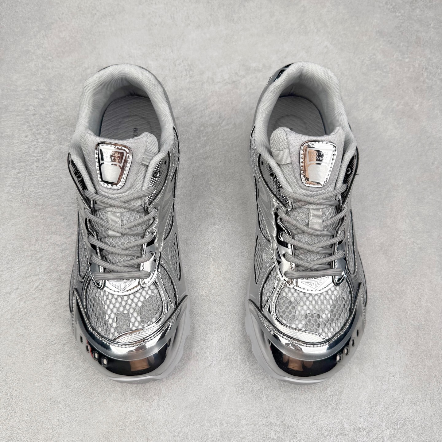 图片[2]-BOTTEGA VENETA Orbit Runner BV葆蝶家时尚休闲王一博同款老爹鞋运动鞋 原版开发 一比一打造 相似度百分之99以上 市场一梯队级别品质 区别市场任何标文顶级品质版本 采用轻质科技网布面料 搭配几何图案设计橡胶外底 王炸系列 高版本 认准套包工艺 实际增高很多哦 还是一样显腿细非常nice 耐玩耐造 对标对版 套包鞋工艺 认准高版本 大底选用拼色TPU大底 配置原版包装 尺码：35 36 37 38 39 40 41 42 43 44 45-选品中心