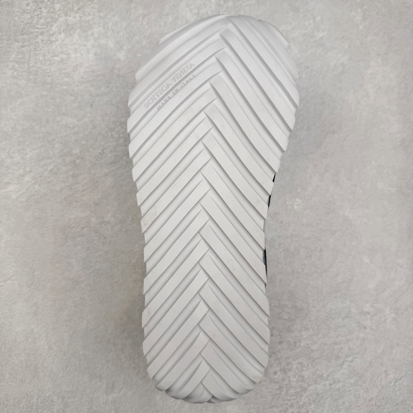 图片[9]-BOTTEGA VENETA Orbit Runner BV葆蝶家时尚休闲王一博同款老爹鞋运动鞋 原版开发 一比一打造 相似度百分之99以上 市场一梯队级别品质 区别市场任何标文顶级品质版本 采用轻质科技网布面料 搭配几何图案设计橡胶外底 王炸系列 高版本 认准套包工艺 实际增高很多哦 还是一样显腿细非常nice 耐玩耐造 对标对版 套包鞋工艺 认准高版本 大底选用拼色TPU大底 配置原版包装 尺码：35 36 37 38 39 40 41 42 43 44 45-选品中心